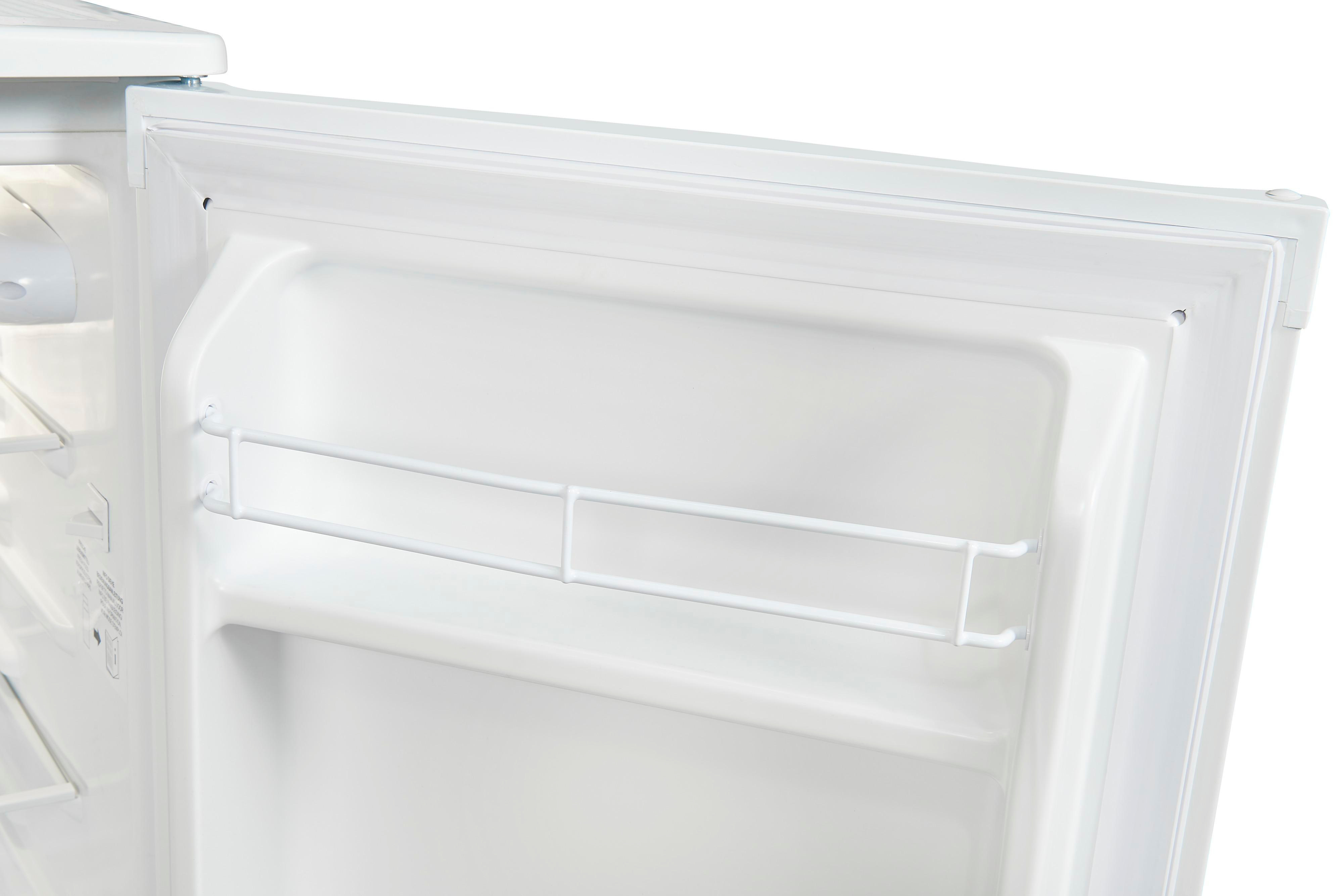 Ein offener, leerer weißer Kühlschrank. Metallregal sichtbar. Tür steht offen.