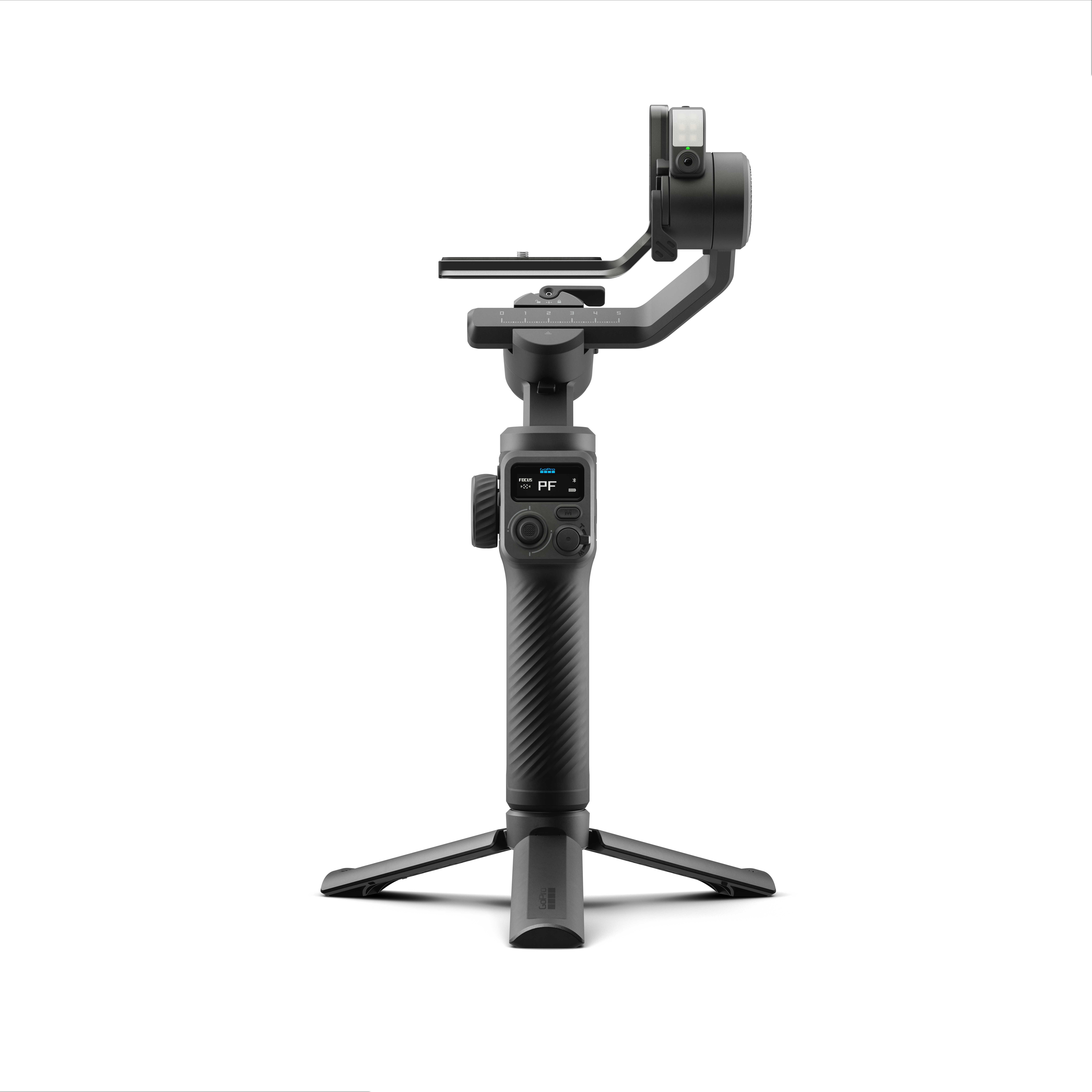Ein schwarzer Gimbal-Stabilisator steht auf einem Stativ. Er hat einen Bildschirm und Knöpfe. Oben ist ein Licht. Der Hintergrund ist weiß.