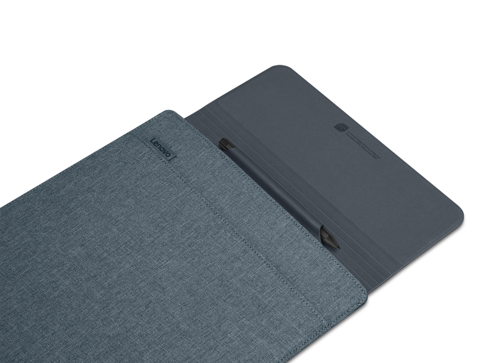 Kék Lenovo tablettok a belsejében egy tollal. A tok nyitva van, látható a toll és egy texturált szövet.