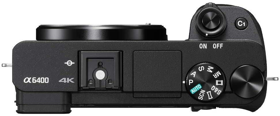 Siyah Sony Alpha 6400 kameranın üstten görünümü. Lens yuvası, flaş, mod kadranı, açma/kapama düğmesi ve çeşitli düğmeler içerir.