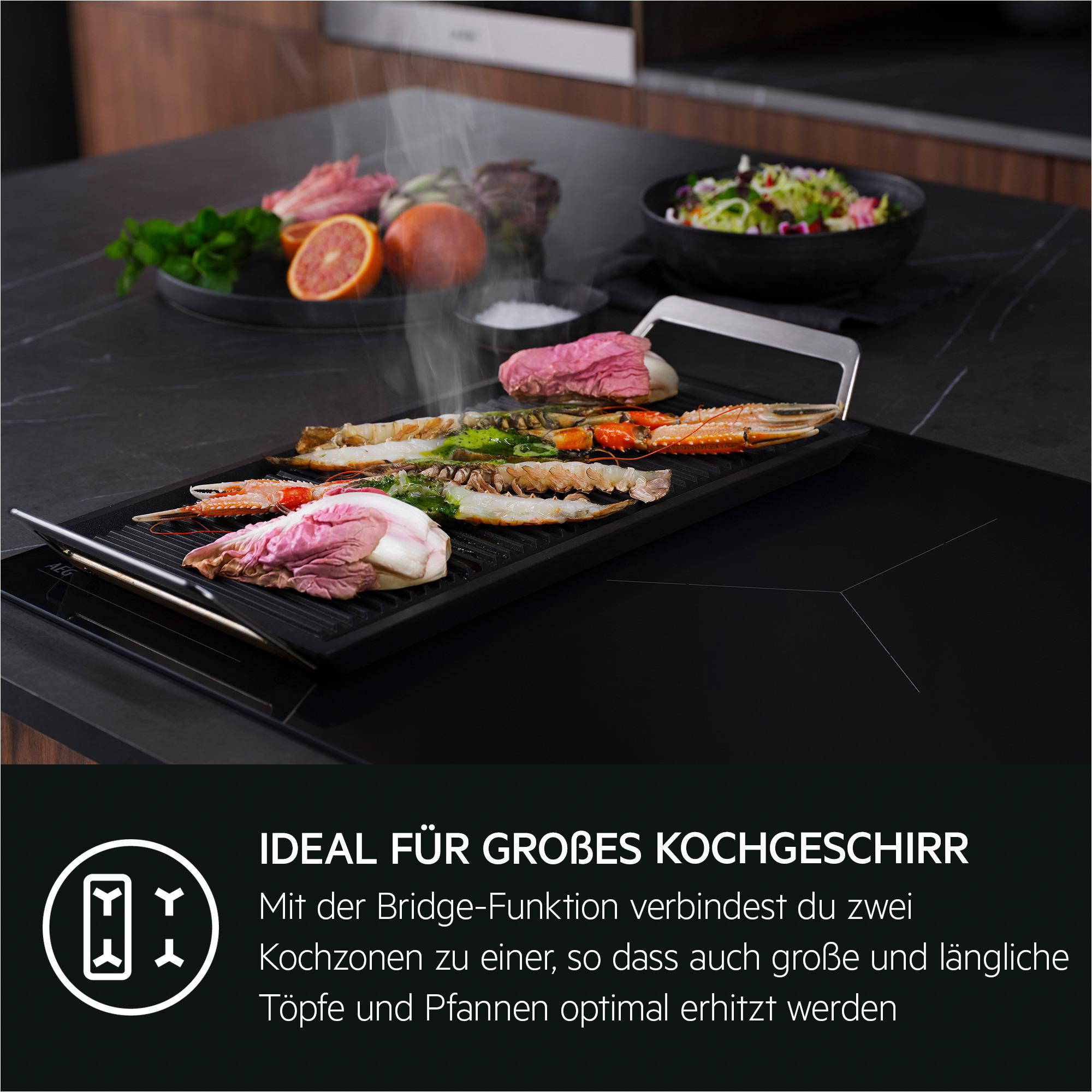 Kochszene mit Meeresfrüchten auf einem schwarzen Grill, Dampf steigt auf. Früchte, Salat und Salz im Hintergrund. Das AEG-Logo ist sichtbar.