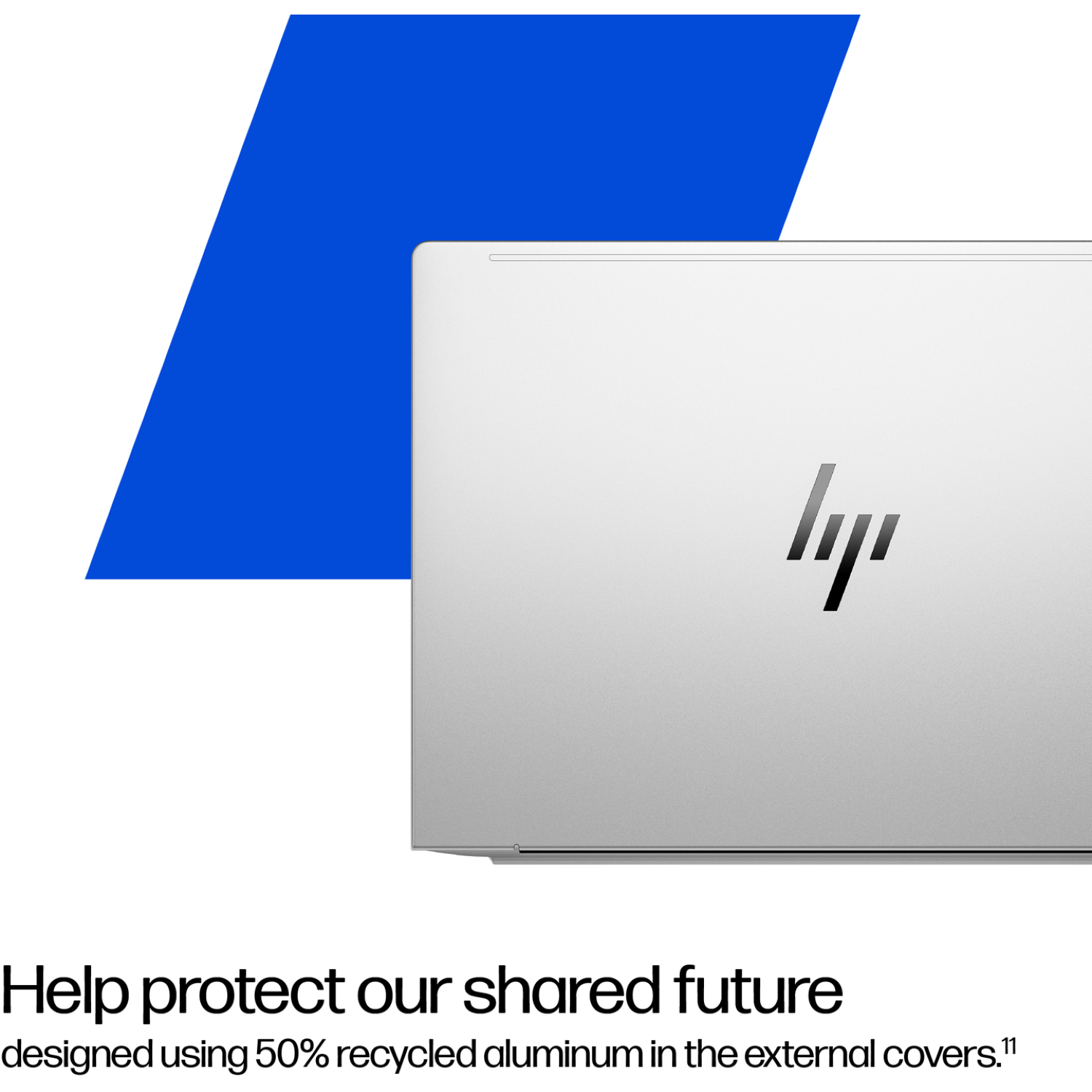 Een zilveren laptop met het HP-logo wordt getoond tegen een witte achtergrond met een blauwe vorm bovenaan.