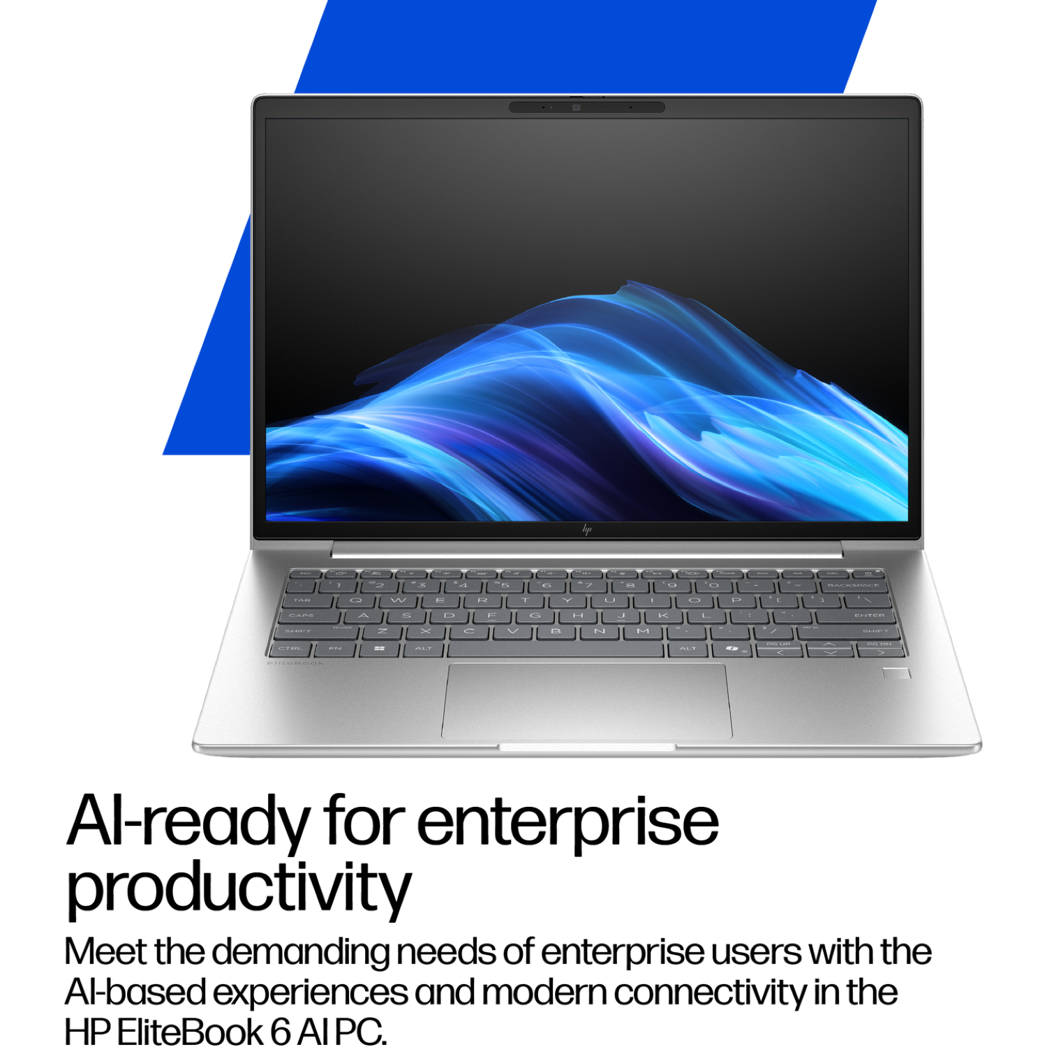 Zilveren laptop met een zwart scherm met blauwe abstracte kunst. Een blauwe driehoek op de achtergrond. Tekst: 'Al-ready for enterprise'.