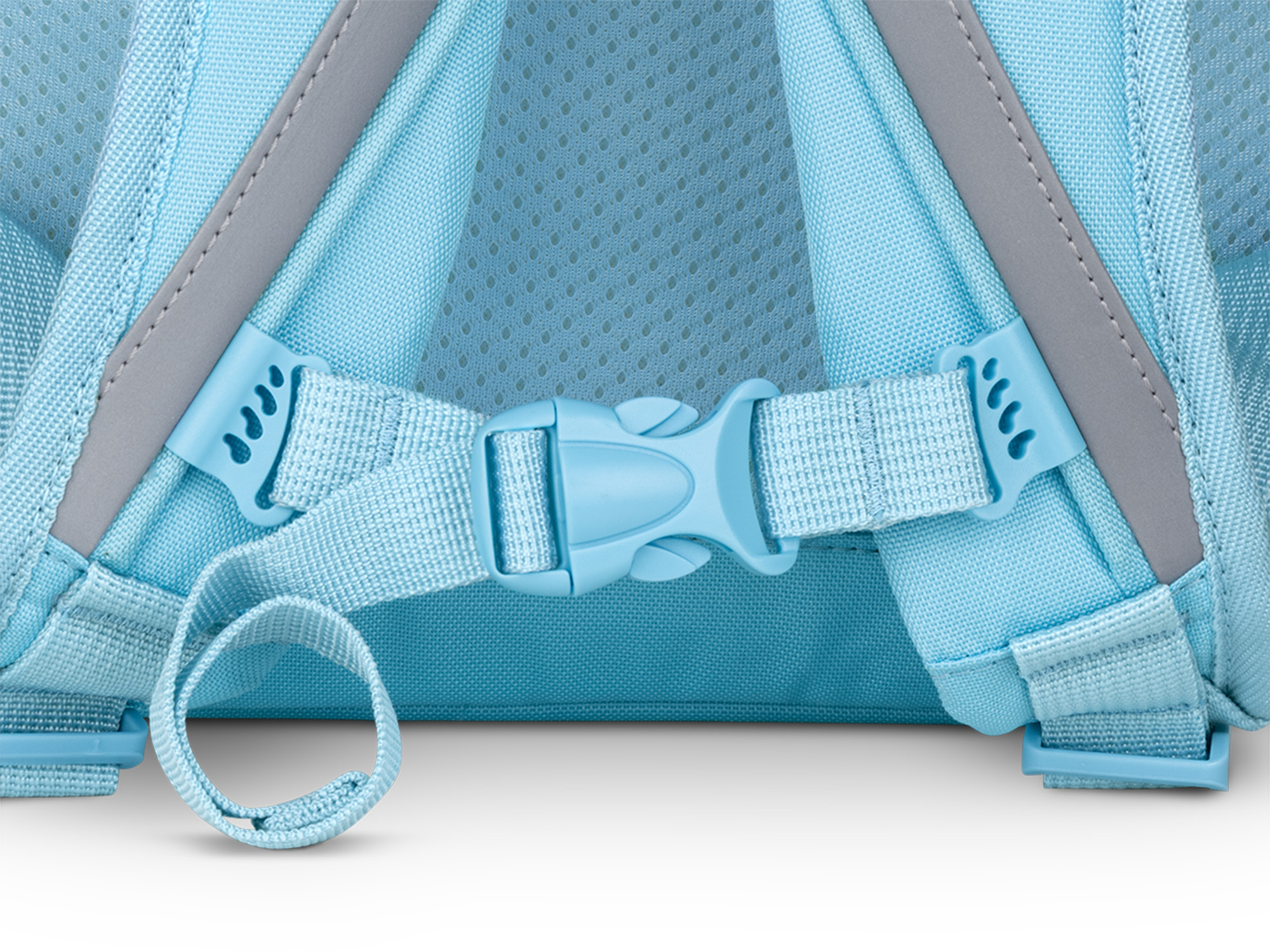 Nahaufnahme der Träger und Schnallen eines hellblauen Rucksacks. Merkmale sind reflektierende Streifen, Kunststoffclips und ein Netzrückenteil.