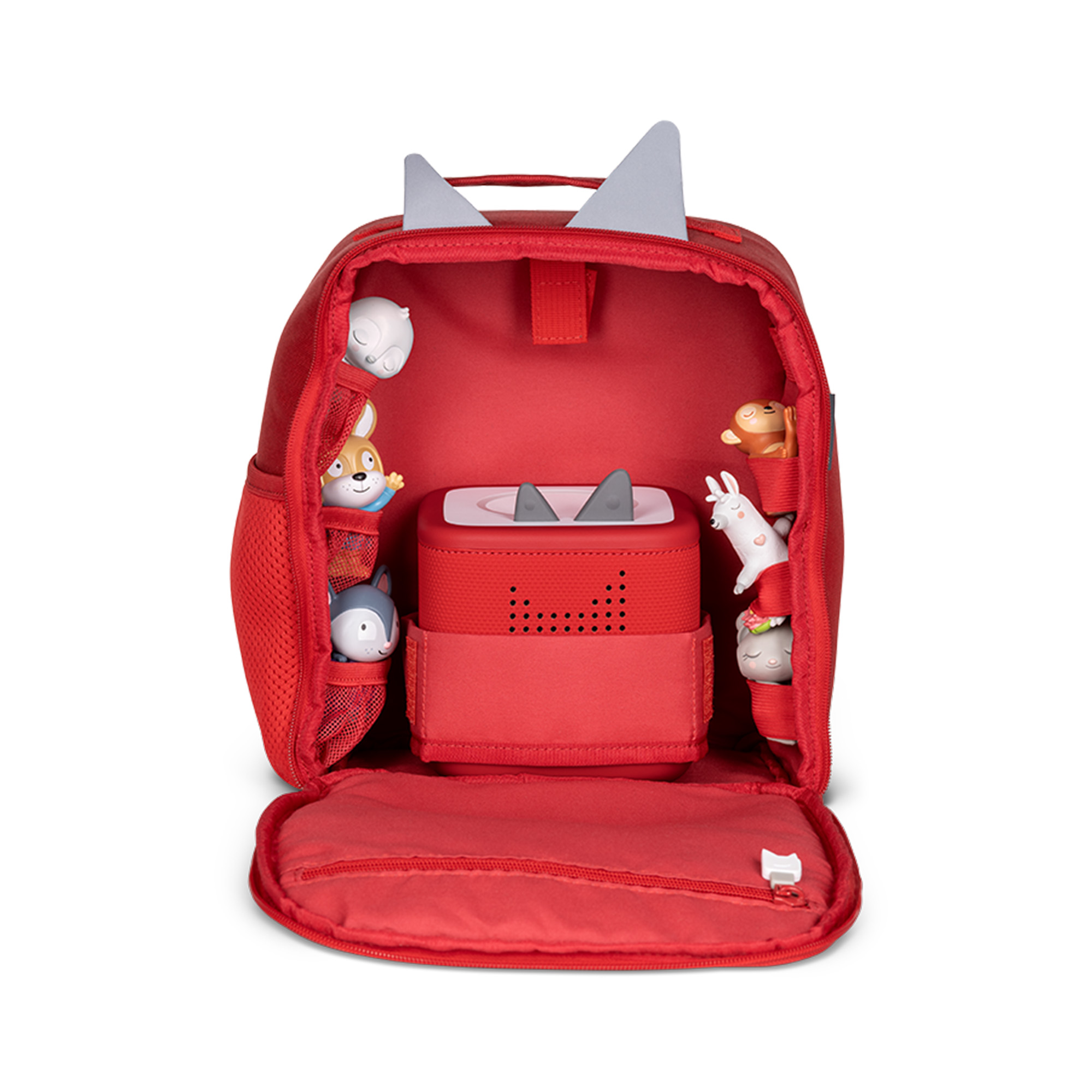 Roter Rucksack mit Tierfiguren und einem roten Lautsprecher. Der Rucksack hat Ohren und Taschen. Einige Spielzeuge sind sichtbar.