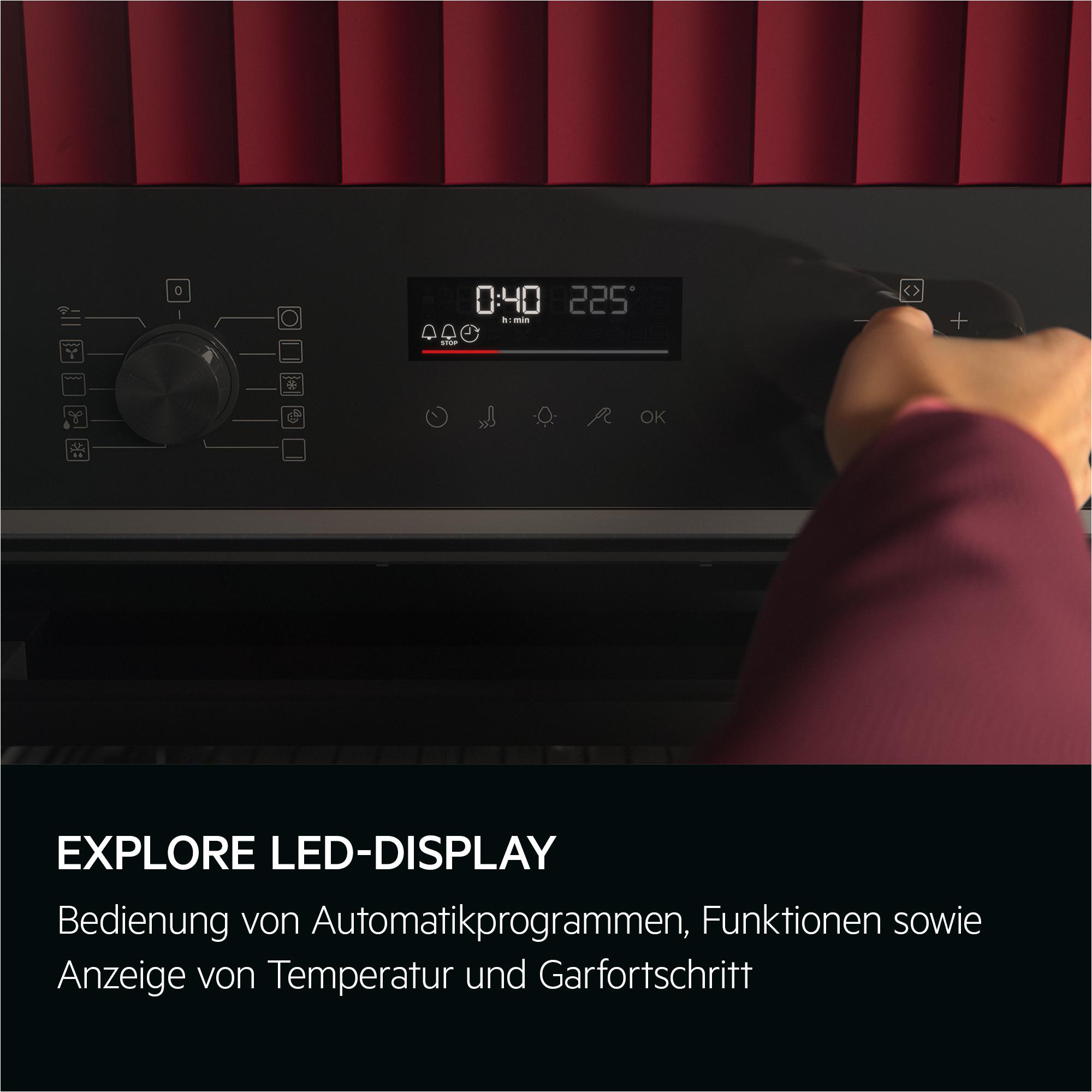 Backofen-Bedienfeld mit Digitalanzeige für Zeit und Temperatur. Eine Hand stellt die Einstellungen ein.