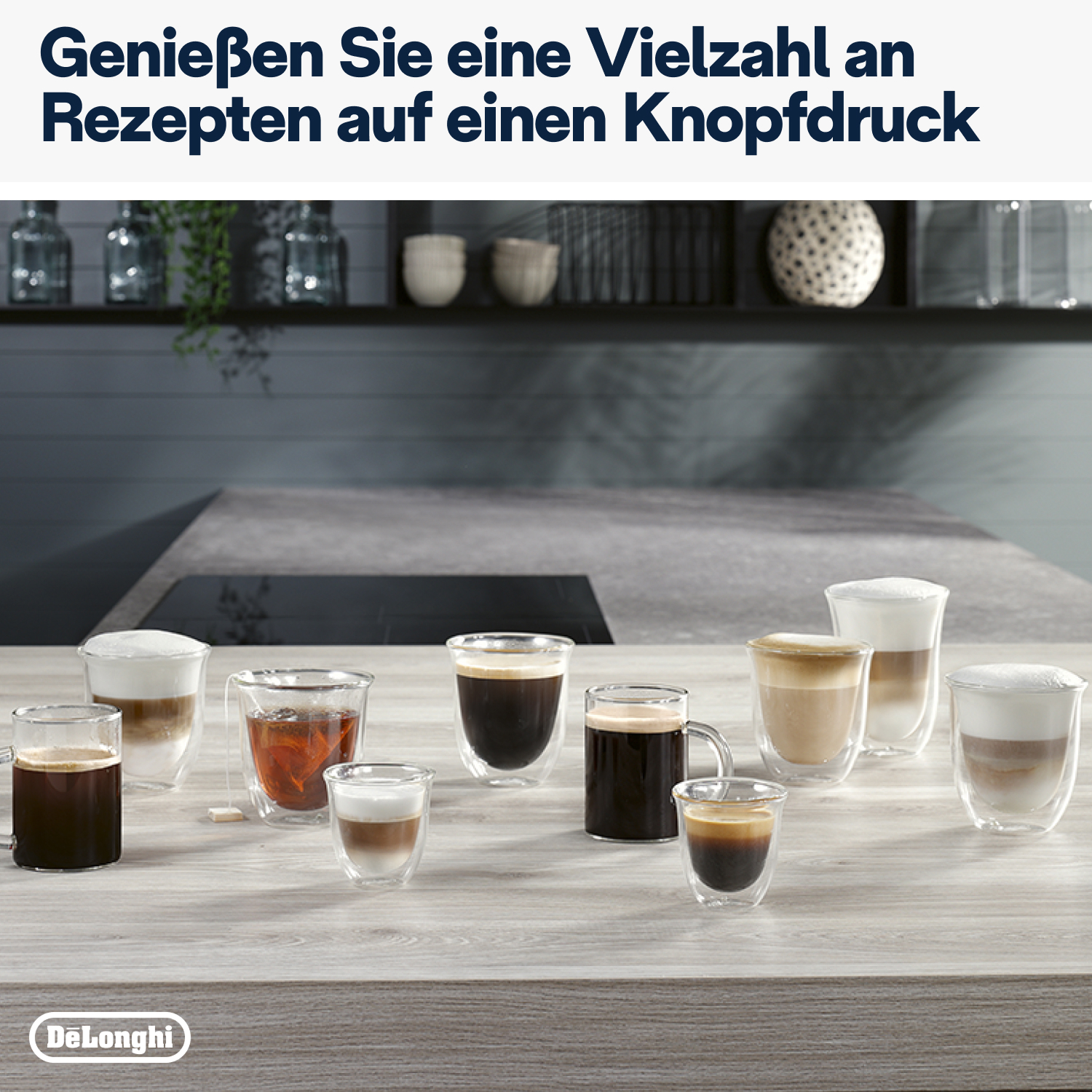 Verschiedene Kaffeegetränke in Gläsern auf einem Holztisch. Im Hintergrund eine dunkle Küche mit Regalen und Deko.