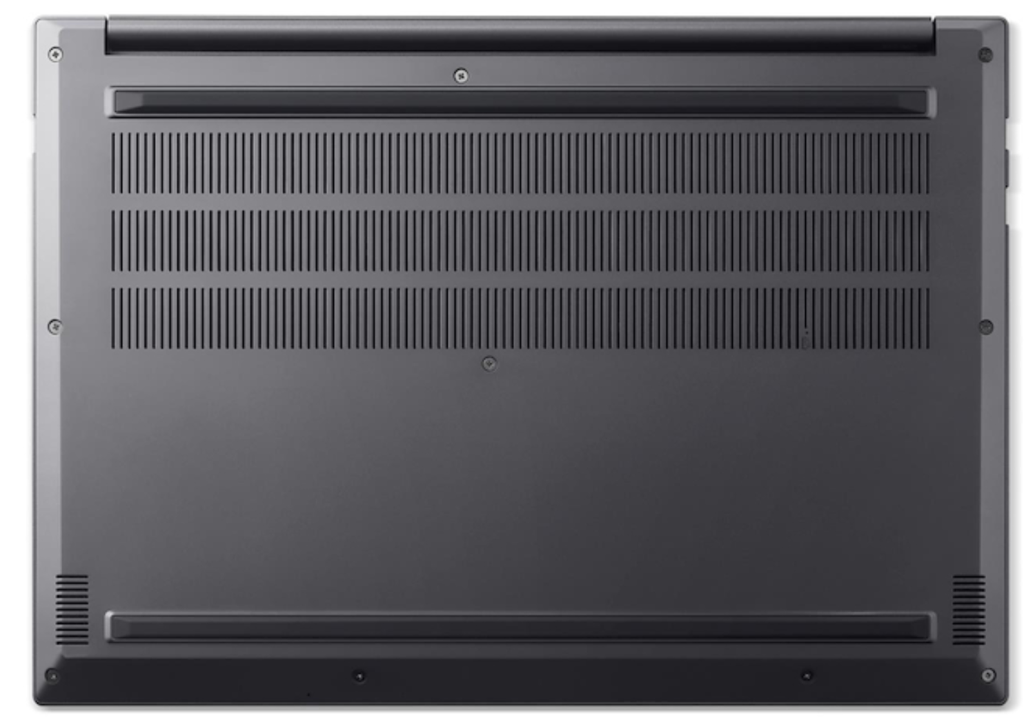 Parte inferior gris de portátil. Cuenta con rejillas, tornillos y superficie lisa. Diseño enfocado en refrigeración y estética.