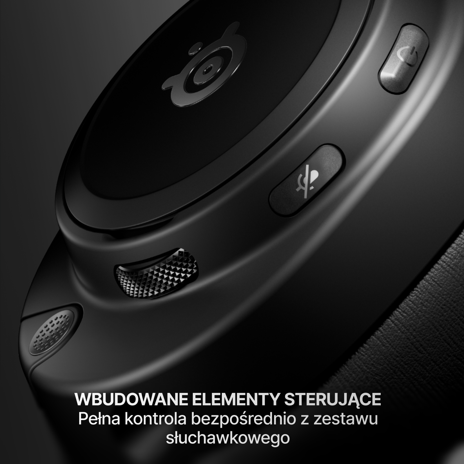 Zbliżenie czarnych słuchawek. Przyciski: zasilanie, wyciszenie i głośność. Widoczne logo marki.