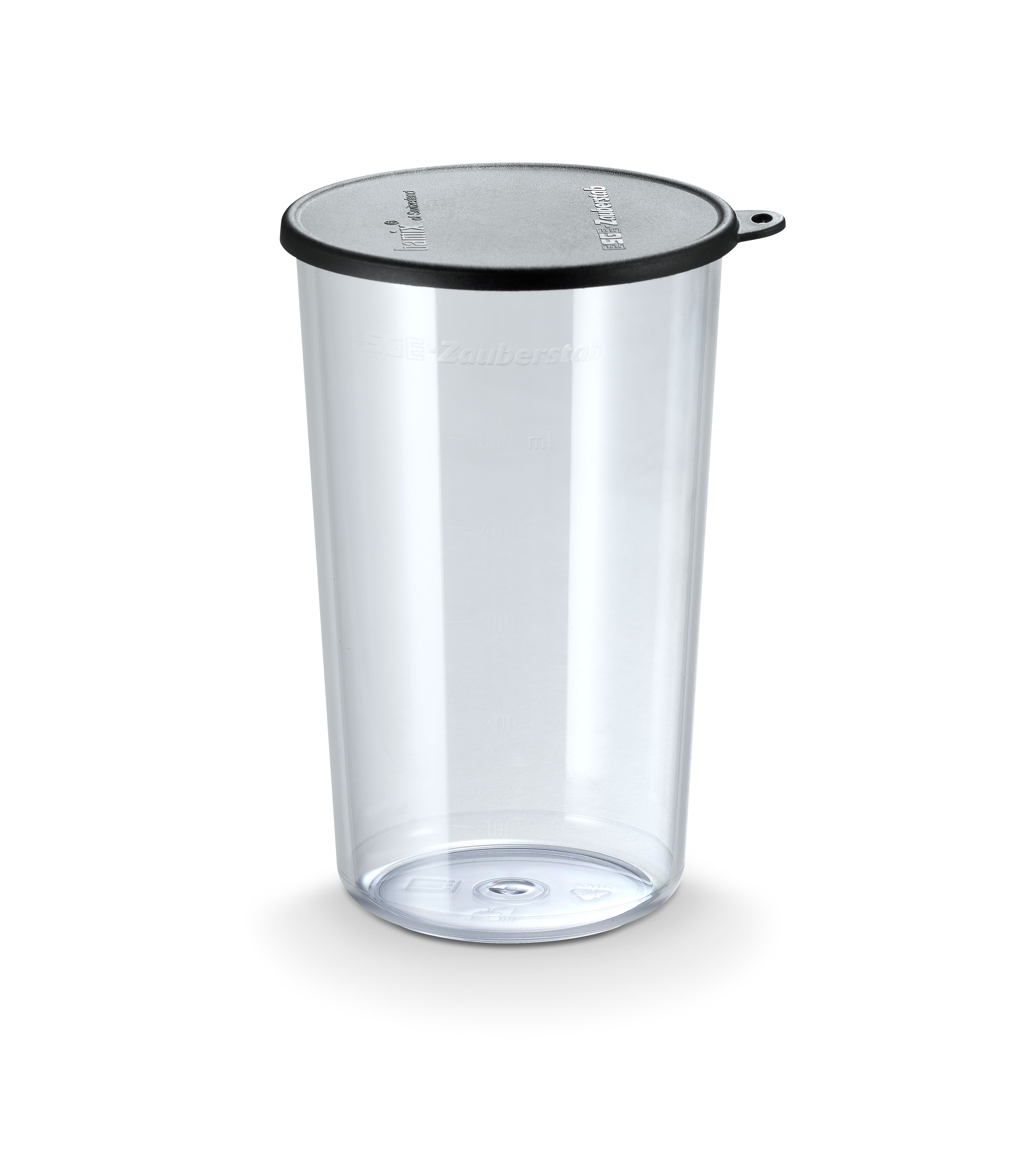 Un bicchiere di plastica trasparente con coperchio nero. Ha segni di misurazione e le parole SGE-Zauberstab.
