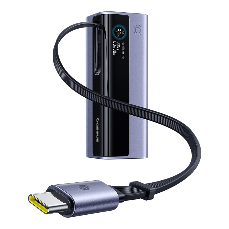 Bağlı kablolu bir güç bankası. Güç bankası mor ve siyahtır, şarj göstergesi vardır. Kablo USB-C konektörüne sahiptir.