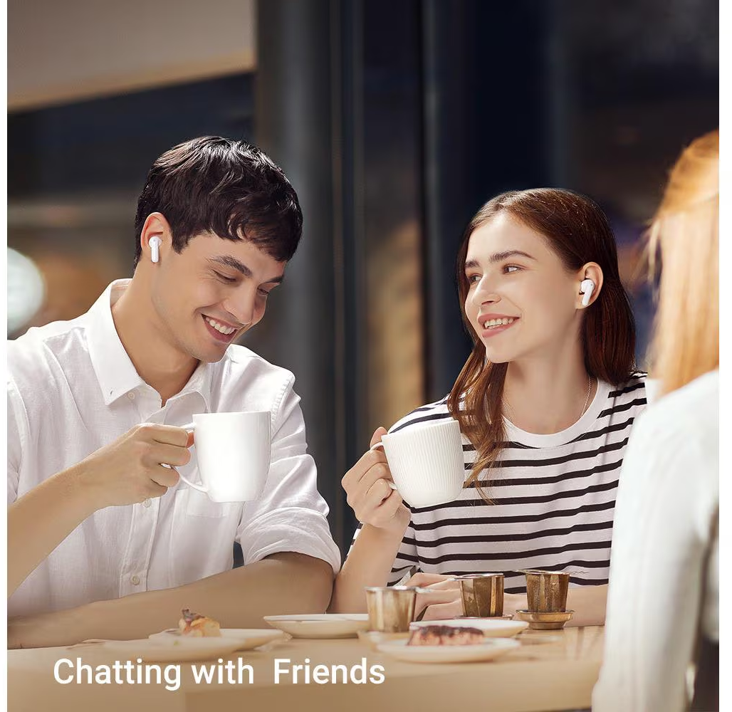 Menschen unterhalten sich in einem Café, tragen Ohrhörer und halten Tassen. Text: 'Chatten mit Freunden'. Mit Essen und goldenen Tassen.
