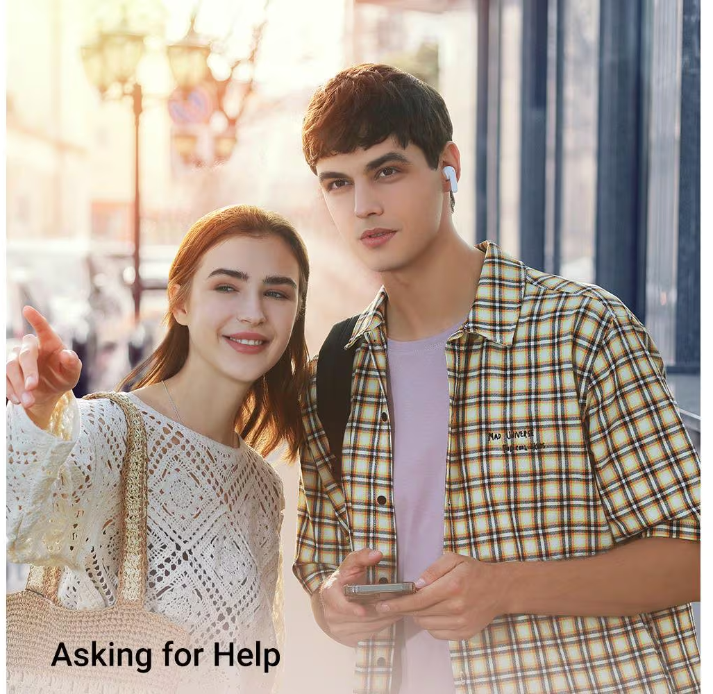 Eine Frau zeigt lächelnd. Ein Mann hält ein Telefon. Beide tragen Ohrhörer. Sie stehen draußen. Text: Asking for help.