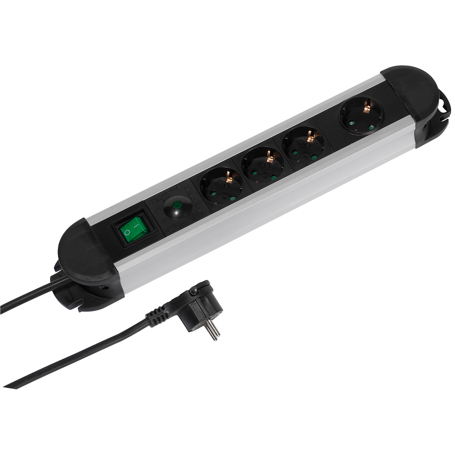 Een zilverkleurige en zwarte stekkerdoos met vier stopcontacten en een groene aan/uit-schakelaar. Een zwarte stekker is aangesloten op de kabel.