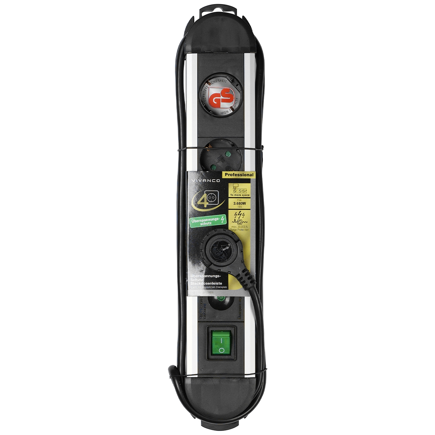 Een zwart-zilveren stekkerdoos met een groene schakelaar. Het heeft meerdere stopcontacten, labels en een zwarte kabel.