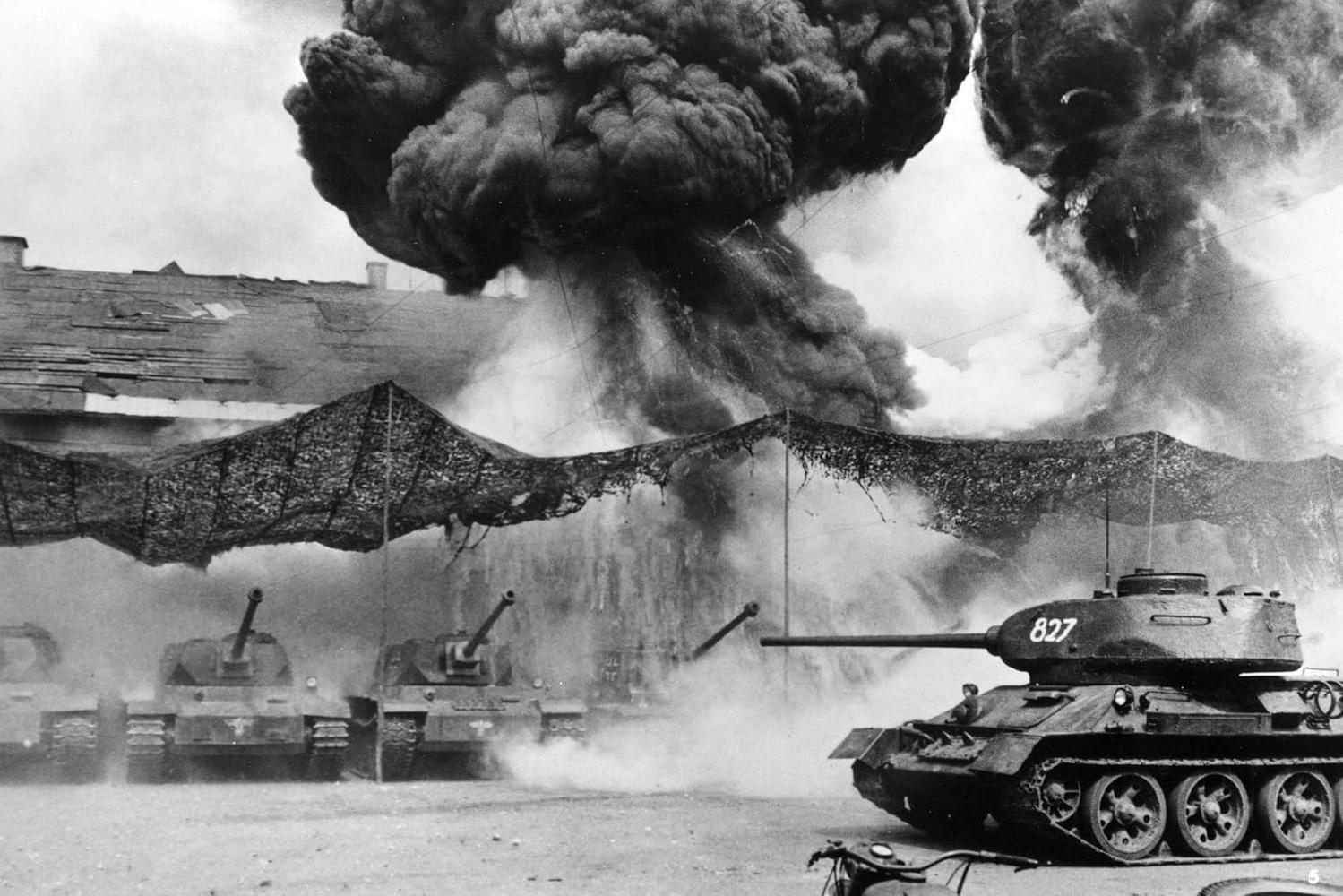Panzer in einer Kriegsszene mit Rauch und Explosionen. Ein Panzer mit der Nummer 627 ist im Vordergrund.