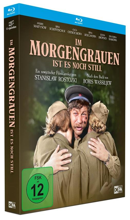 DVD-Cover. Drei Personen in Militäruniformen umarmen sich. Text auf Deutsch: Im Morgengrauen. FSK 12 Bewertung.