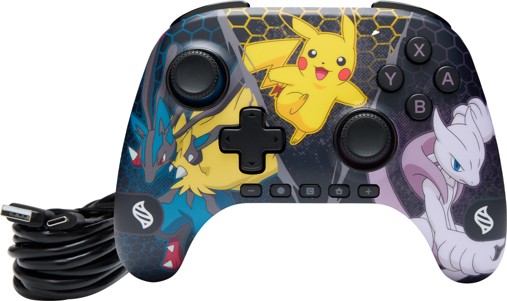 Egy Pokémon témájú játékvezérlő. Pikachu, Lucario és Mewtwo látható fekete háttéren. Gombokat és egy USB-kábelt tartalmaz.