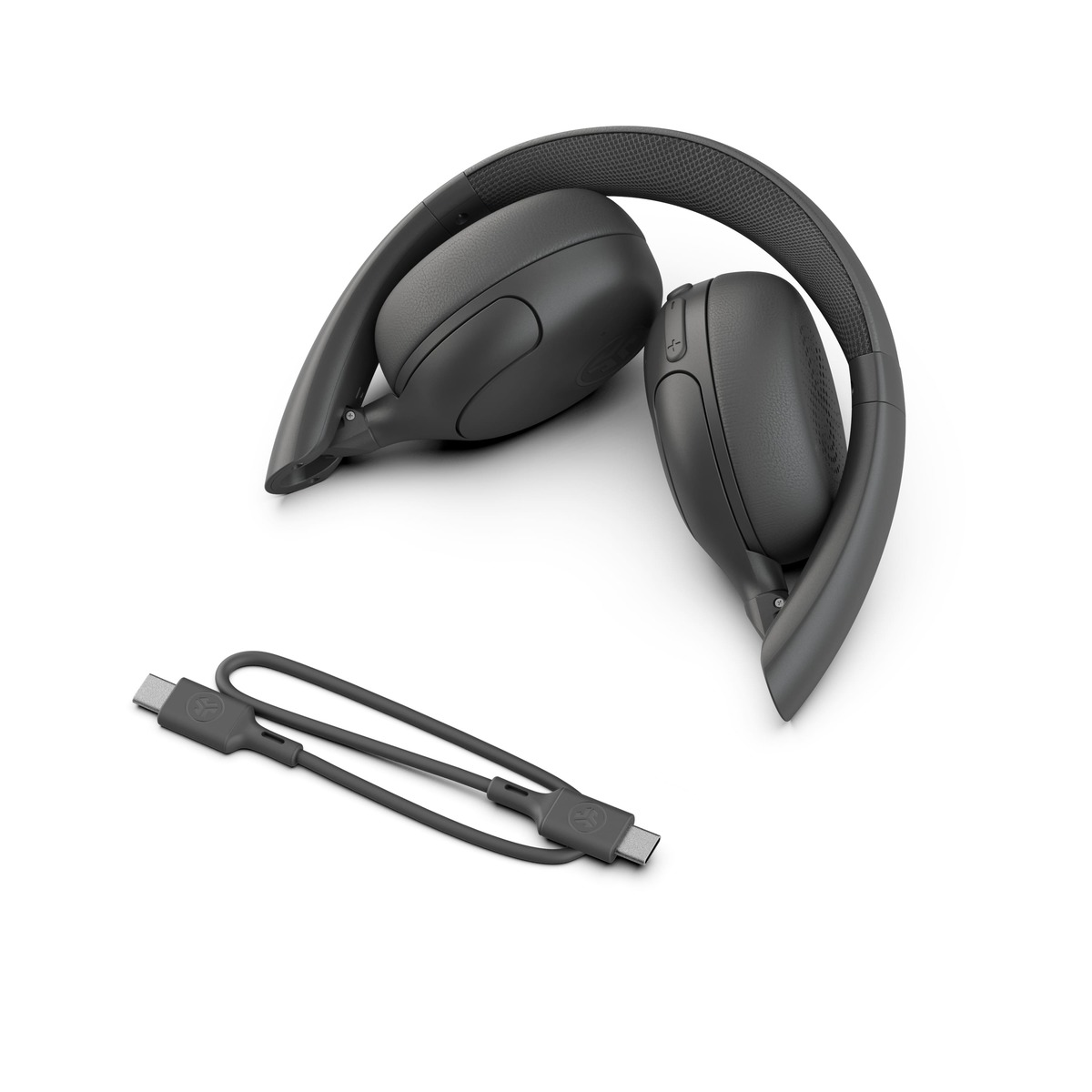 Graue Kopfhörer sind zusammengeklappt, darunter liegt ein USB-C-Kabel. Alles auf weißem Hintergrund.