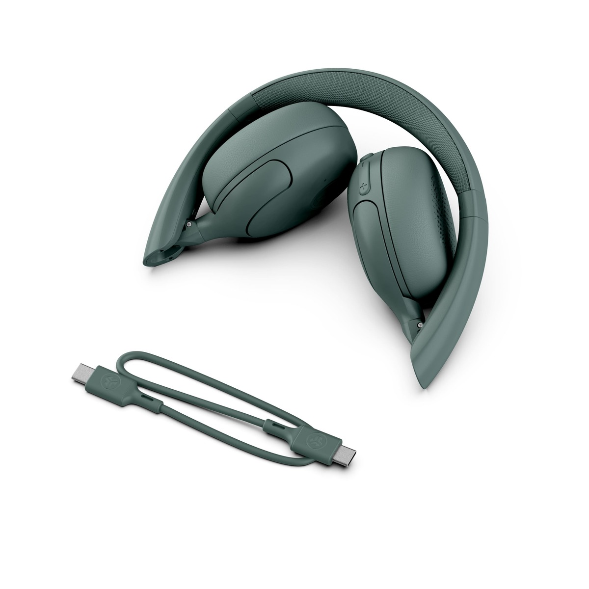 Gefaltete grüne Kopfhörer und ein passendes USB-C-Kabel auf weißem Untergrund. Die Kopfhörer befinden sich über dem Kabel.
