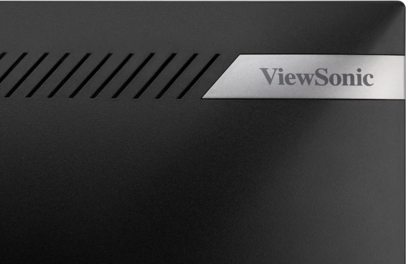 Fekete felület átlós vonalakkal és egy ezüst tábla a ViewSonic logóval.
