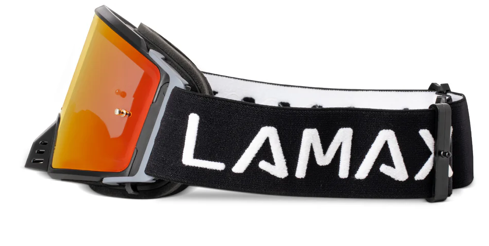 Síszemüveg narancssárga tükrös lencsékkel és fekete pánttal, fehér "LAMAX" felirattal. A háttér fehér.