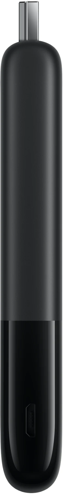 Egy fekete, henger alakú eszköz ezüst USB-C csatlakozóval. A készülék alja fényes, a felső része matt.
