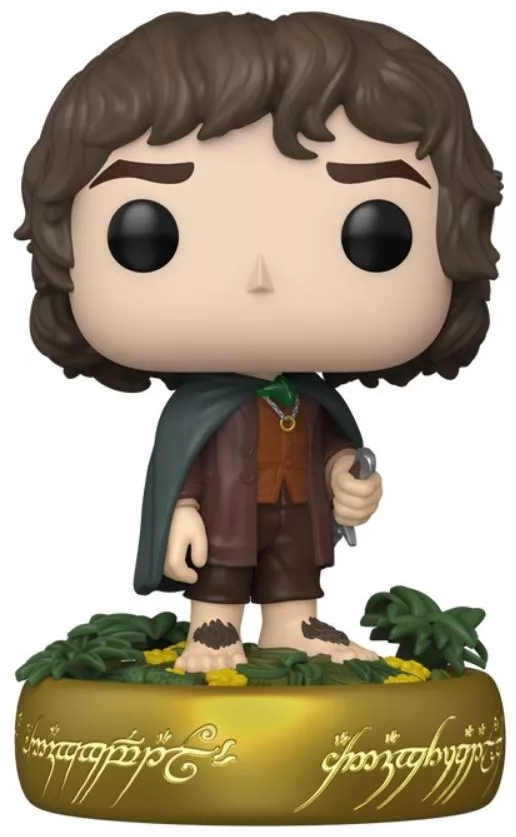 Frodo Funko Pop figura. Barna haj, zöld köpenyt visel, kis kardot tart. Arany felirattal ellátott gyűrű alakú alapon áll.