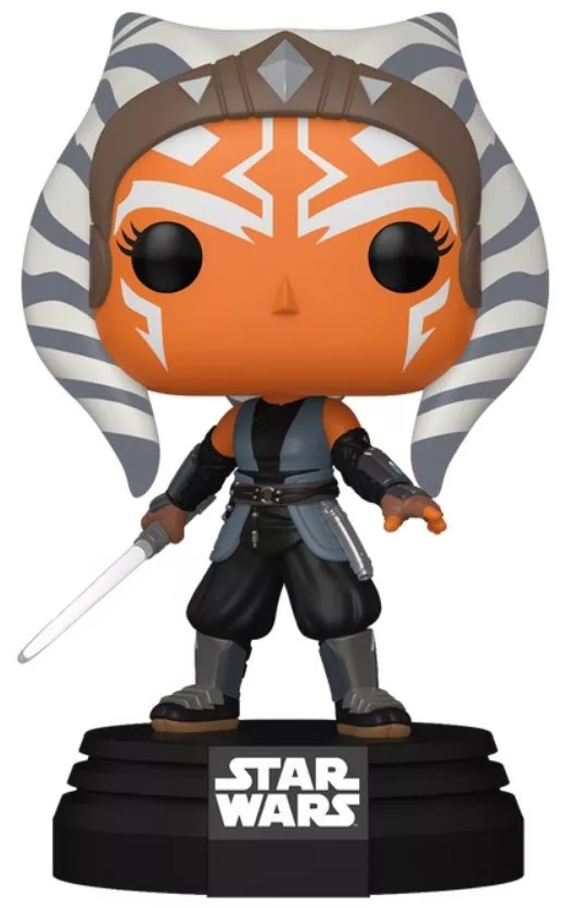Ahsoka Tano Funko Pop figura. Narancssárga bőr, fehér jelölések, fénykarddal. Az alapon a STAR WARS felirat látható.