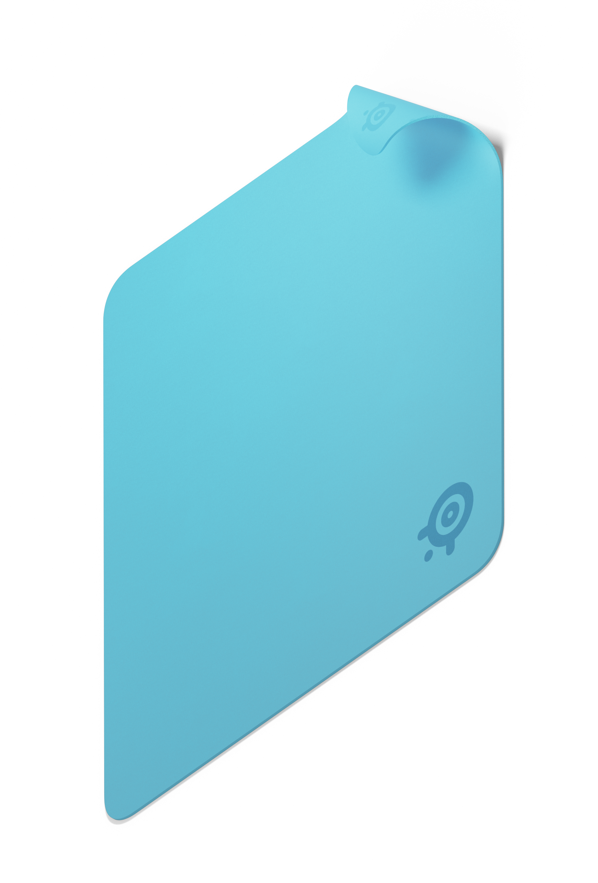 Jasnoniebieska, kątowa podkładka pod mysz z logo. Tło jest czarne.