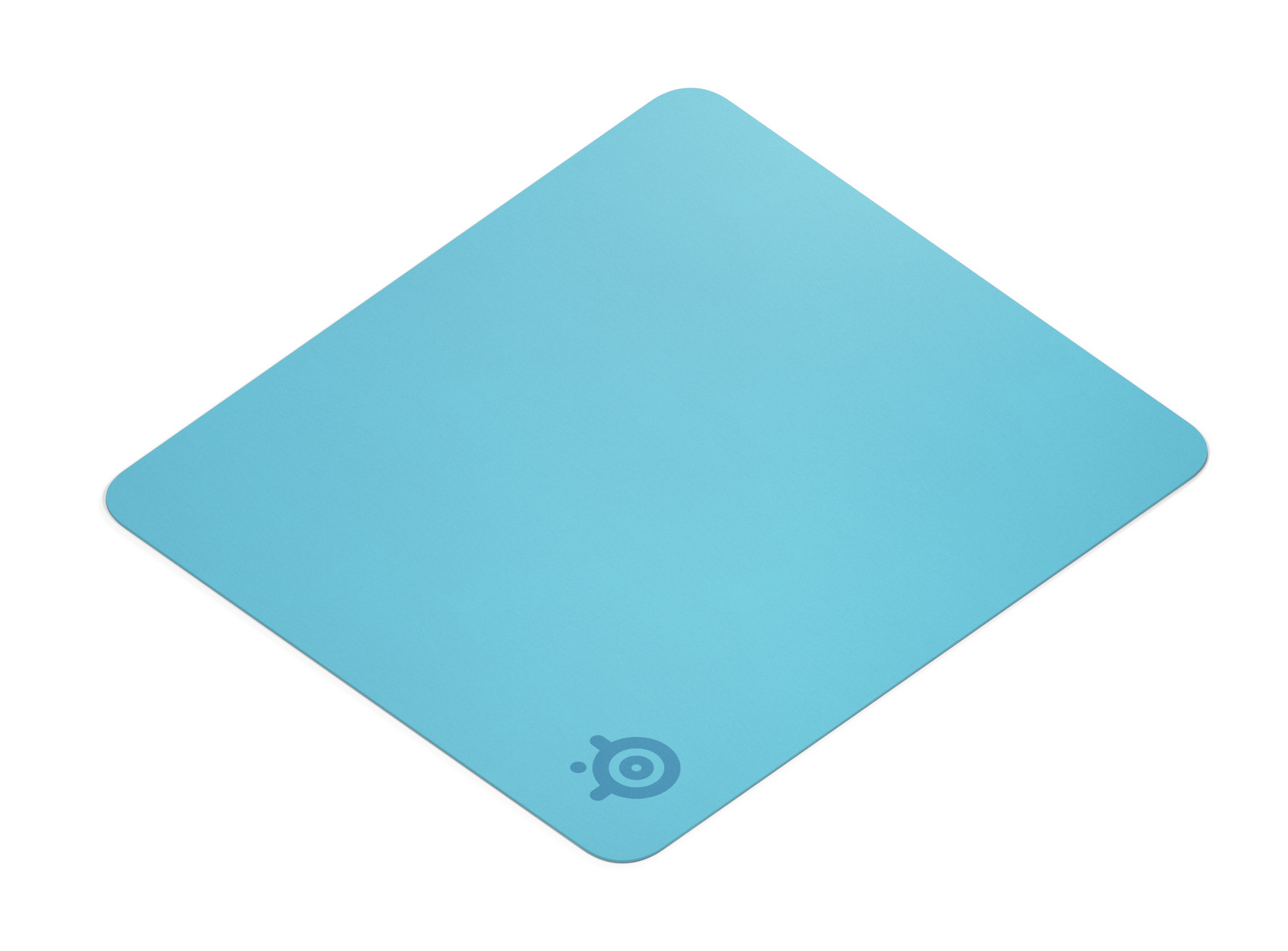 Jasnoniebieska podkładka pod mysz w kształcie rombu z logo w prawym dolnym rogu na czarnym tle.