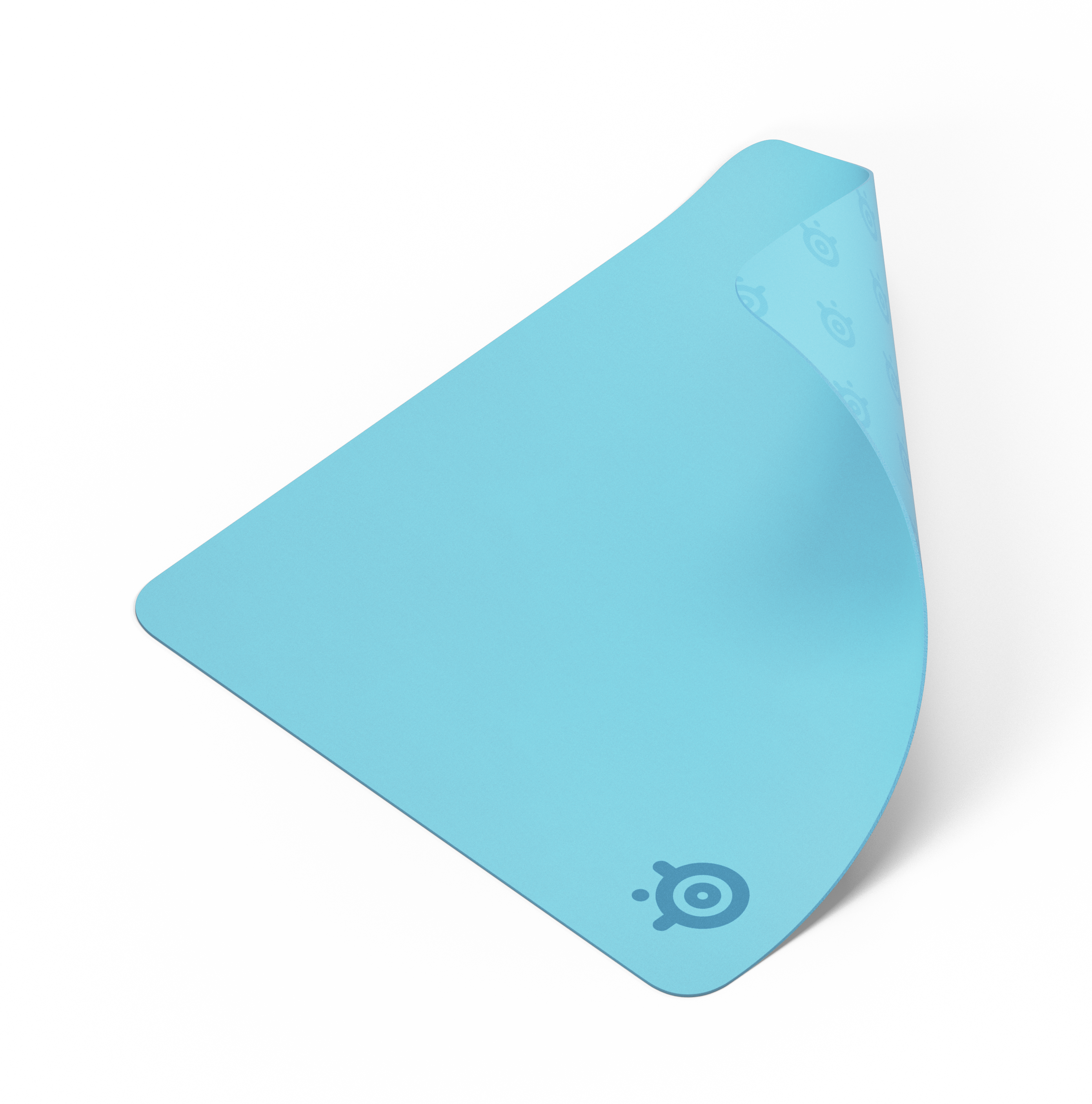 Jasnoniebieska podkładka pod mysz z zaokrągloną krawędzią i logo na czarnym tle. Górna krawędź jest zagięta.