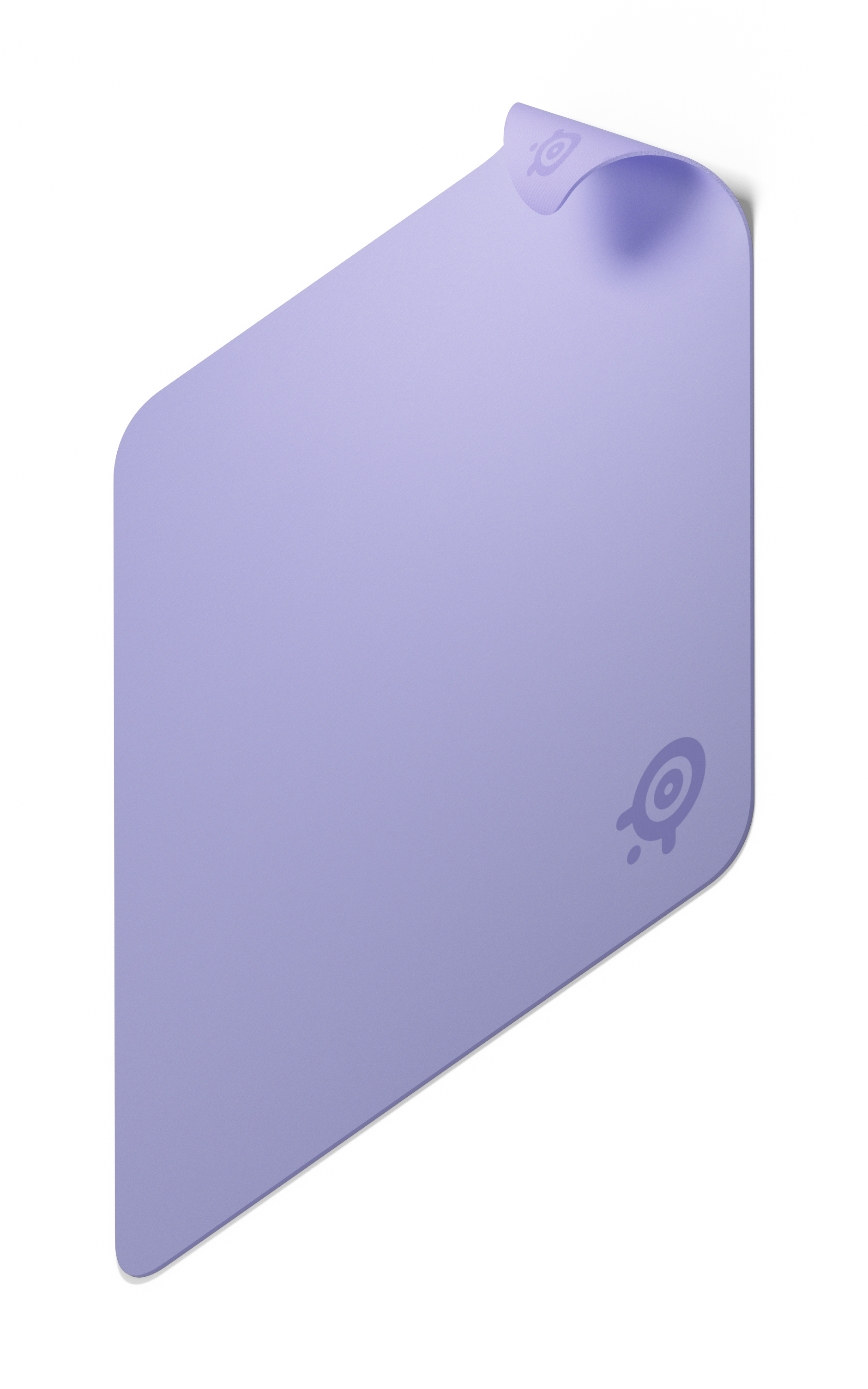 Lawendowa podkładka pod mysz z zawiniętym rogiem. Logo SteelSeries widoczne na zawiniętym rogu i prawym dolnym rogu.