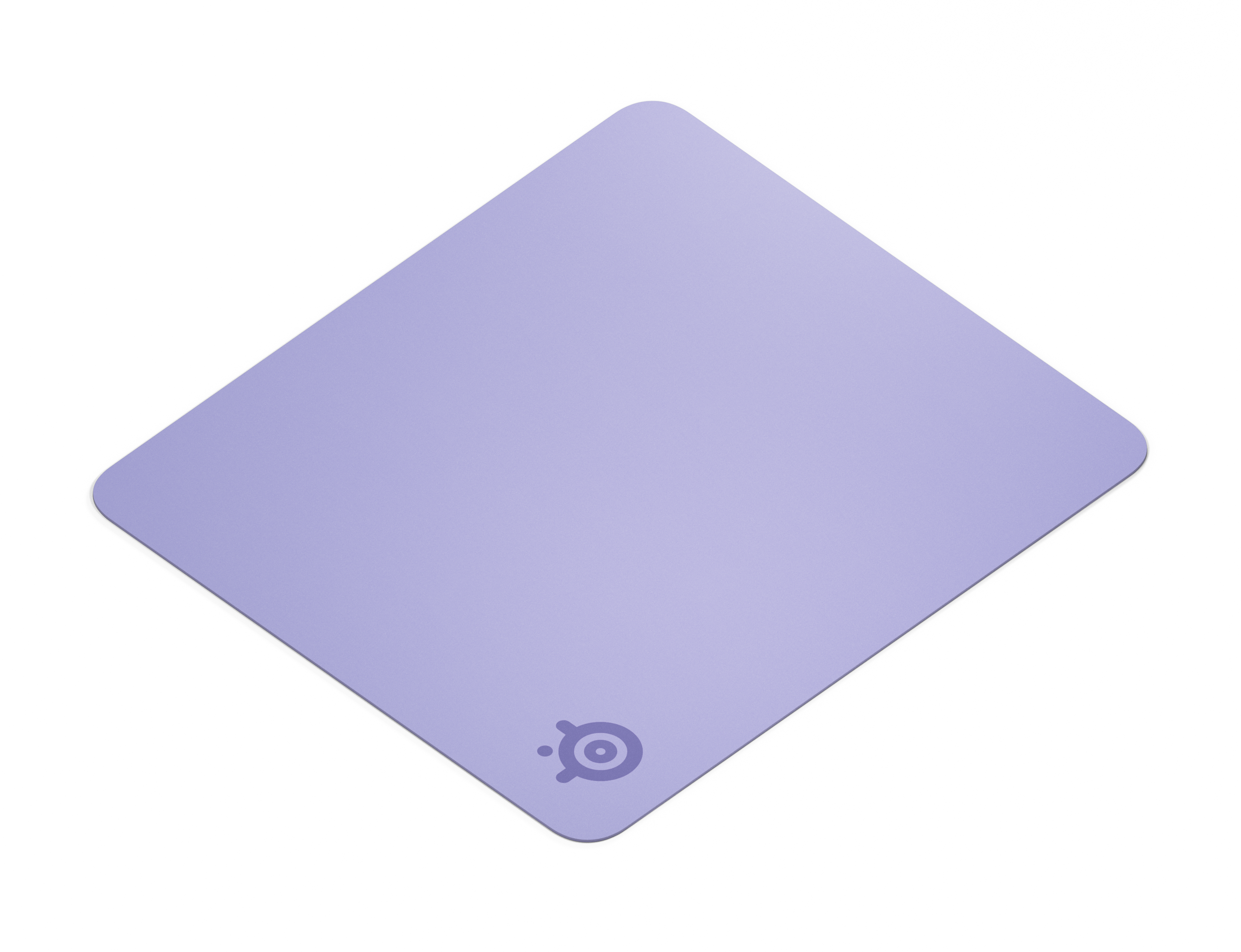 Jasnofioletowa podkładka pod mysz na czarnym tle. Ma logo w prawym dolnym rogu.
