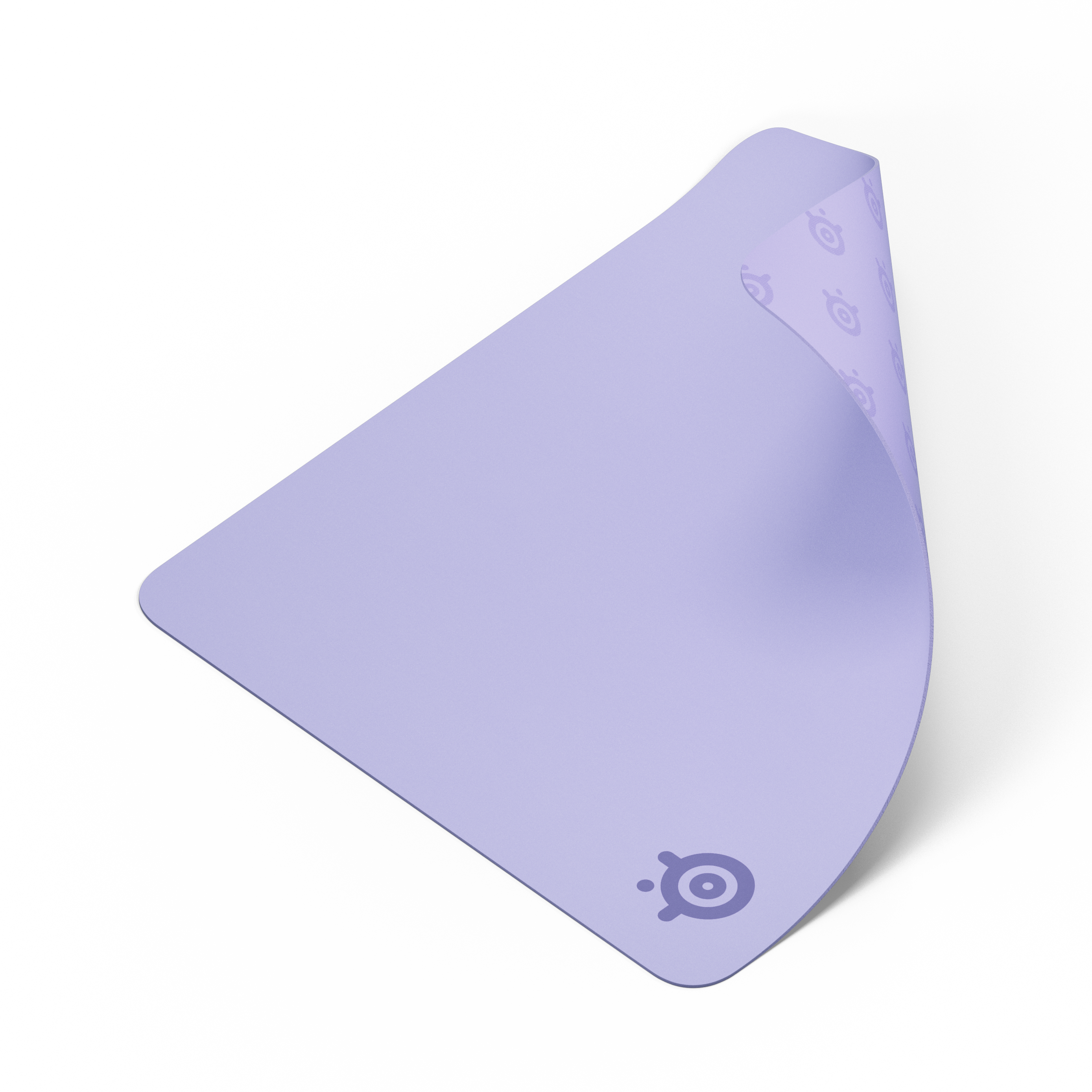 Jasnofioletowa podkładka pod mysz z zakrzywioną krawędzią i logo. Tło jest czarne.