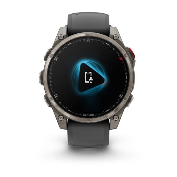 Egy Garmin okosóra sötétszürke szíjjal. A képernyő kék hanghullámot jelenít meg telefon és mikrofon ikonnal.