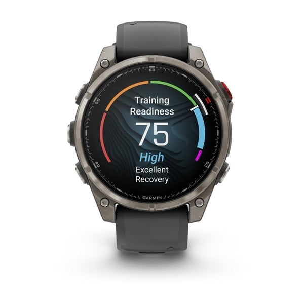 Egy Garmin okosóra, amely az edzésre való felkészültséget mutatja. Az óra szürke, fekete szíjjal. A képernyő 75-ös felkészültségi pontszámot mutat.