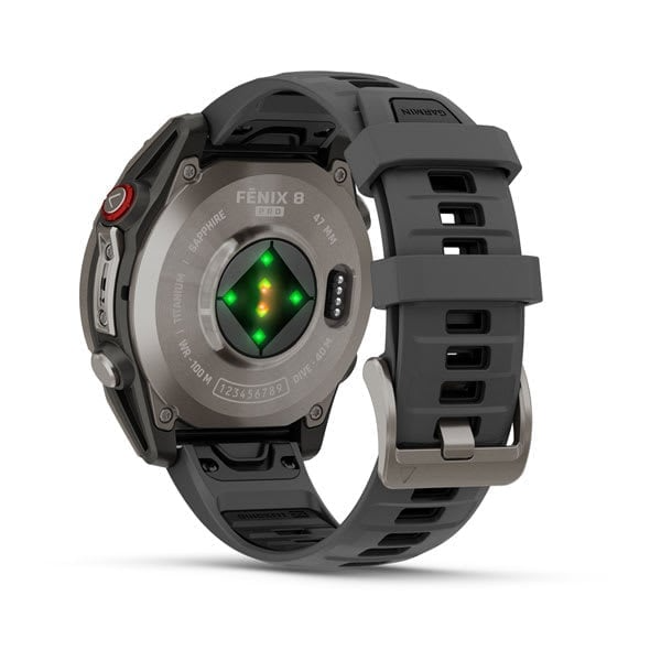 Egy Garmin Fenix 8 Pro óra, szürke szíj, titán zafír, pulzusmérővel, gombokkal és csattal.