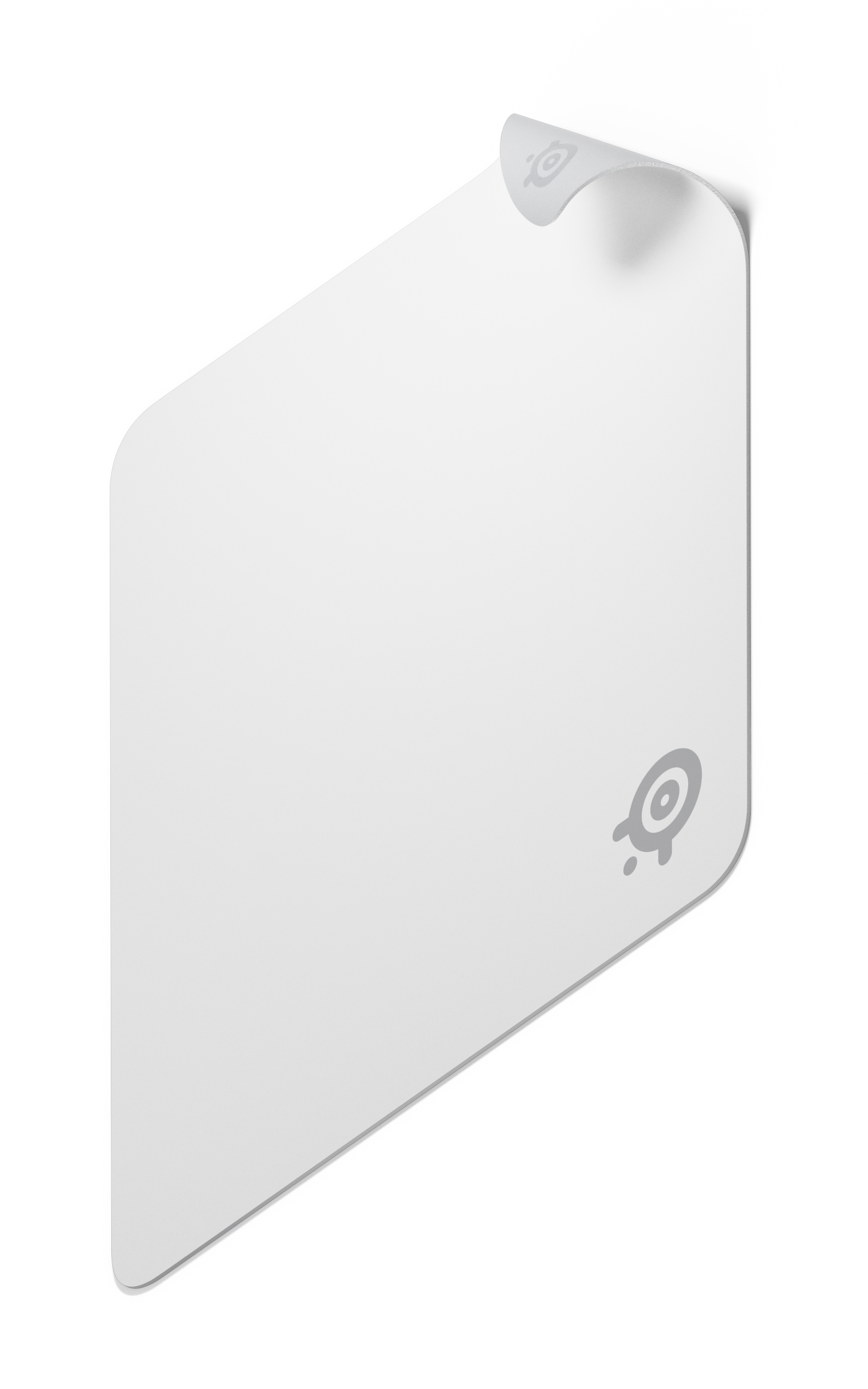 Biała, kątowa naklejka z szarymi logo na czarnym tle. Jeden róg jest lekko odklejony.