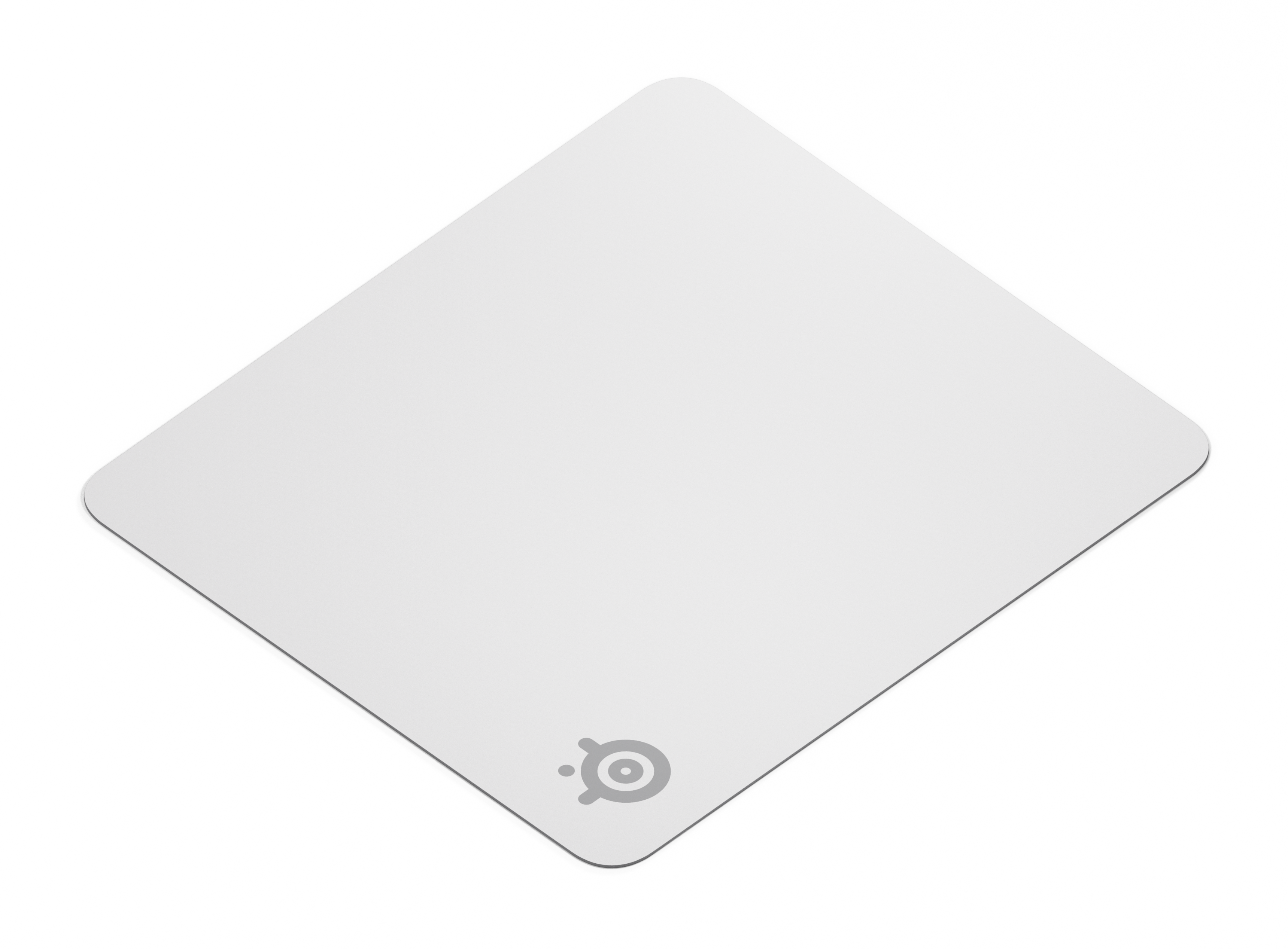 Biała podkładka pod mysz w kształcie rombu na czarnym tle. Szare logo w prawym dolnym rogu.