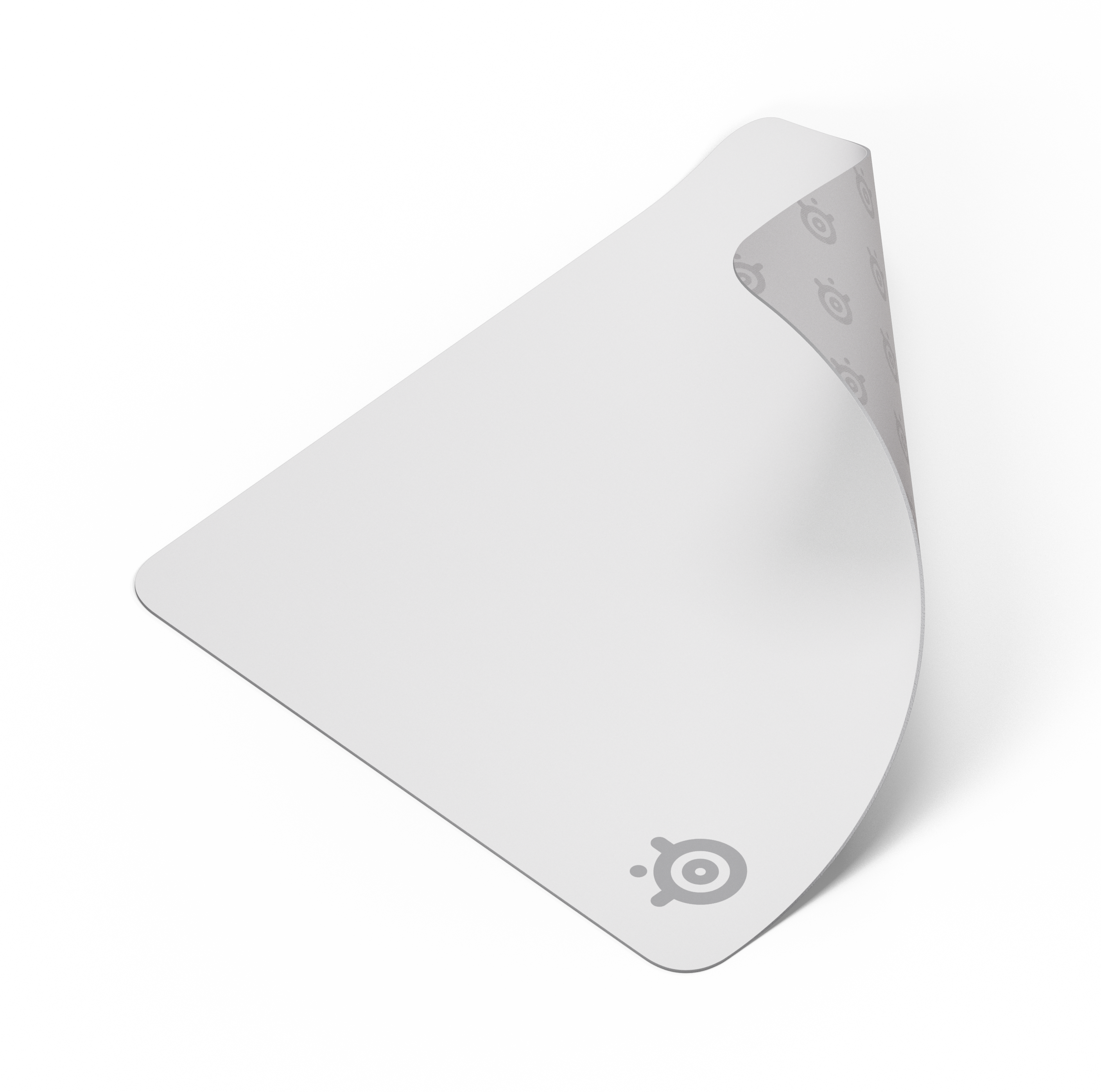 Biała podkładka pod mysz dla graczy z zaokrągloną krawędzią i logo na czarnym tle. Górny róg jest podwinięty.