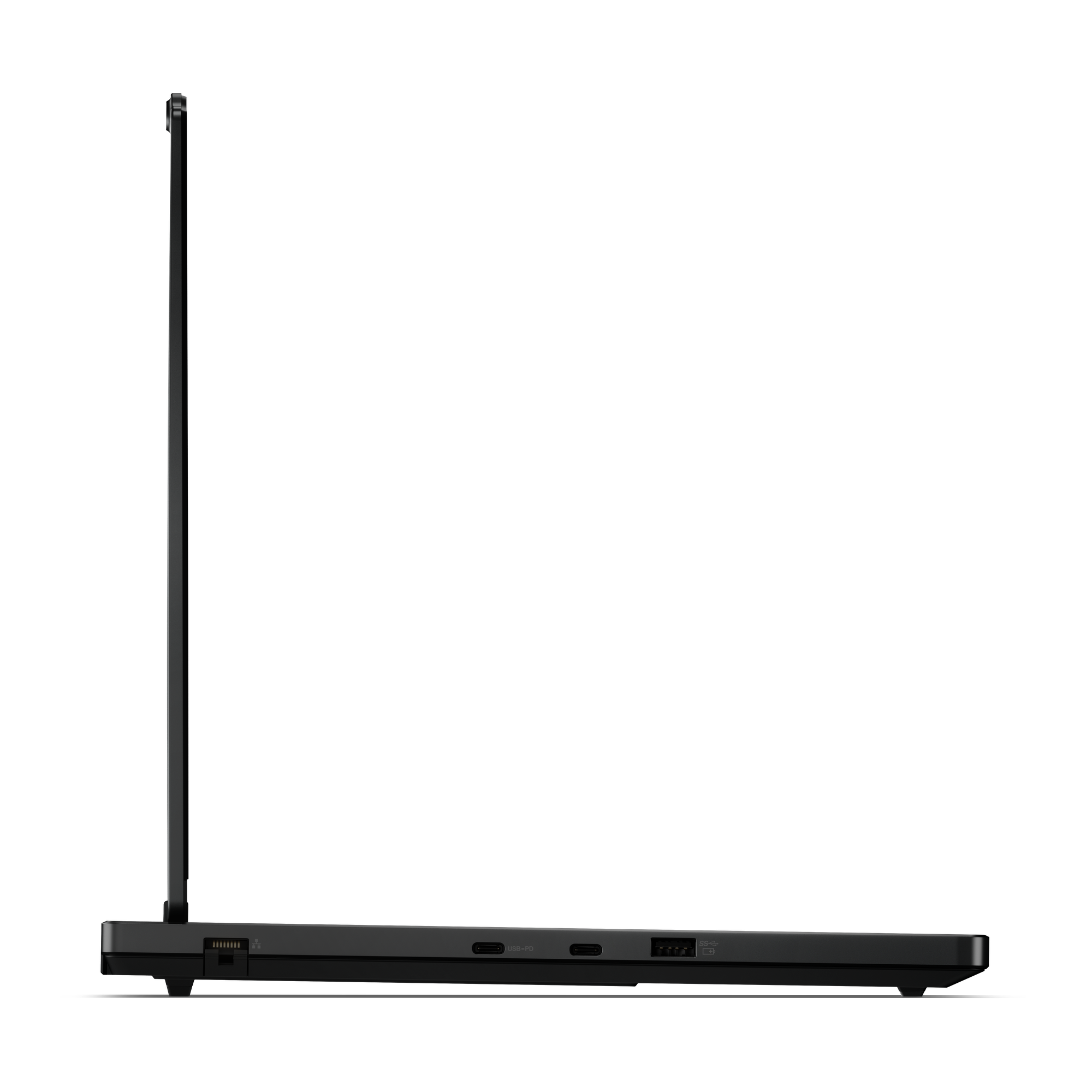 Widok z boku czarnego laptopa. Ekran jest otwarty. Widoczne porty to USB-PD i USB. Czarne tło.