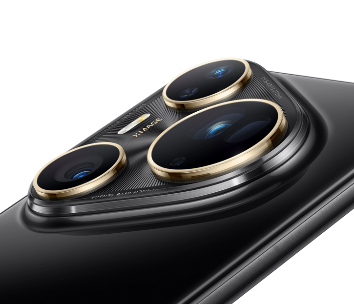 Zbliżenie smartfona z trzema obiektywami. Obiektywy mają złote obramowania i są ułożone w okrąg na czarnej powierzchni.