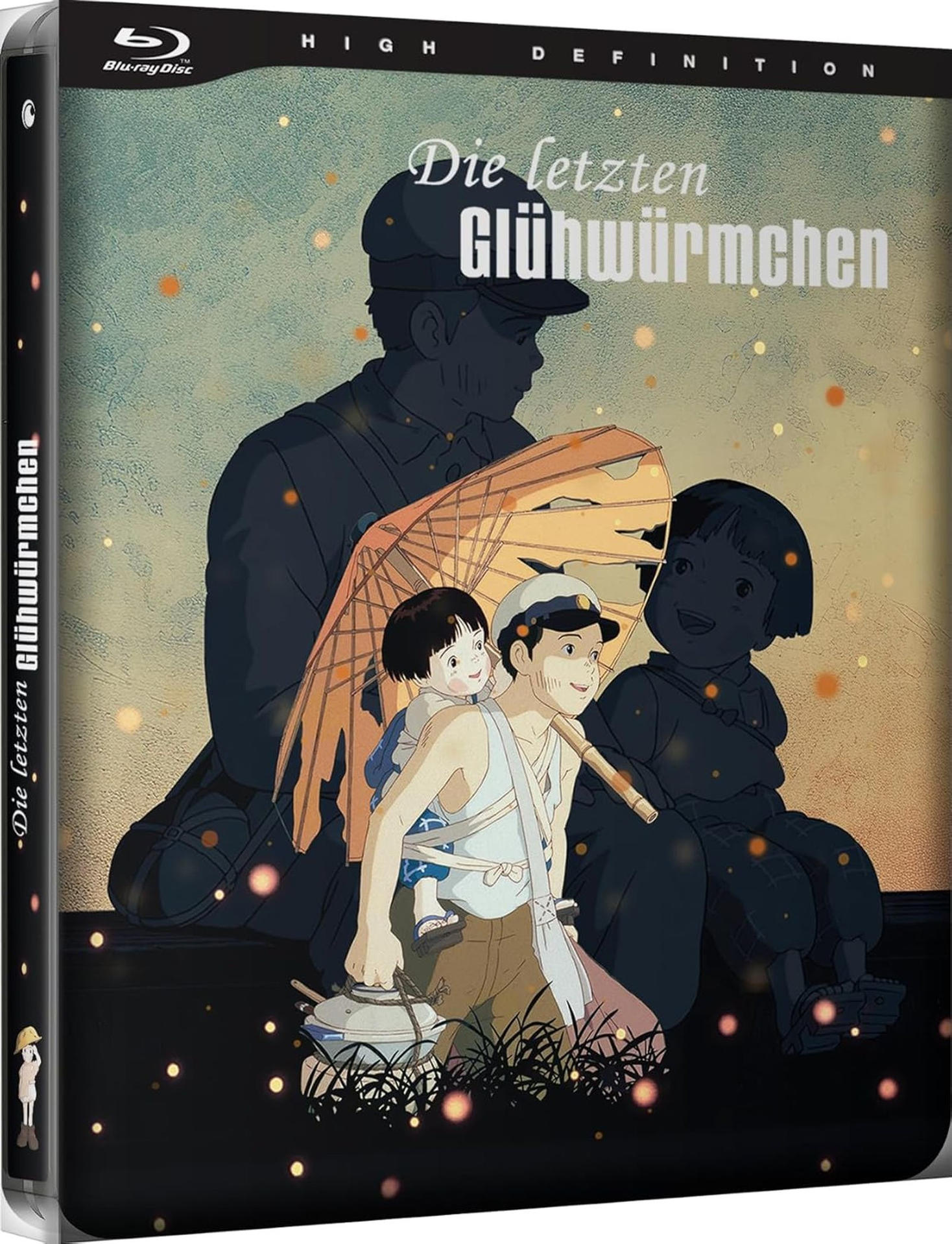Blu-ray-Cover: Mann mit zwei Kindern unter einem Sonnenschirm. Titel: Die letzten Glühwürmchen.