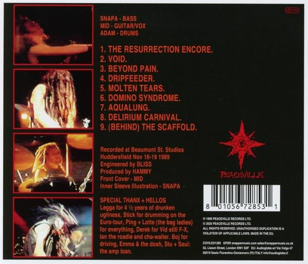 Albumcover mit Bandfotos, Songtiteln und Credits, mit rotem Sternlogo und Barcode.