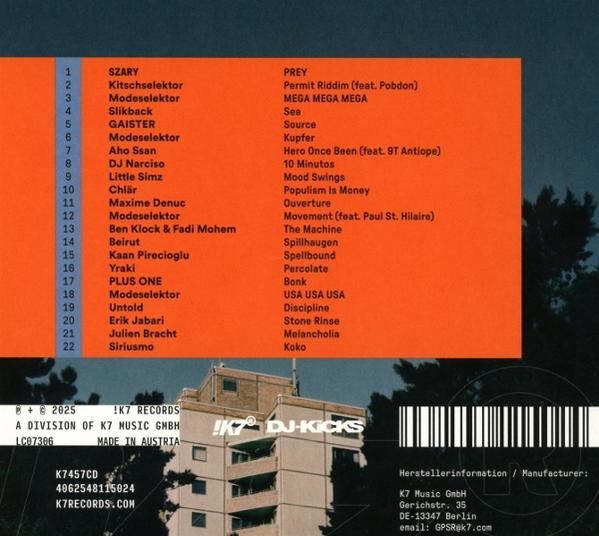 Albumcover mit Titelliste und Künstlernamen. Der Hintergrund zeigt ein Gebäude und einen Barcode. Der Text ist weiß.