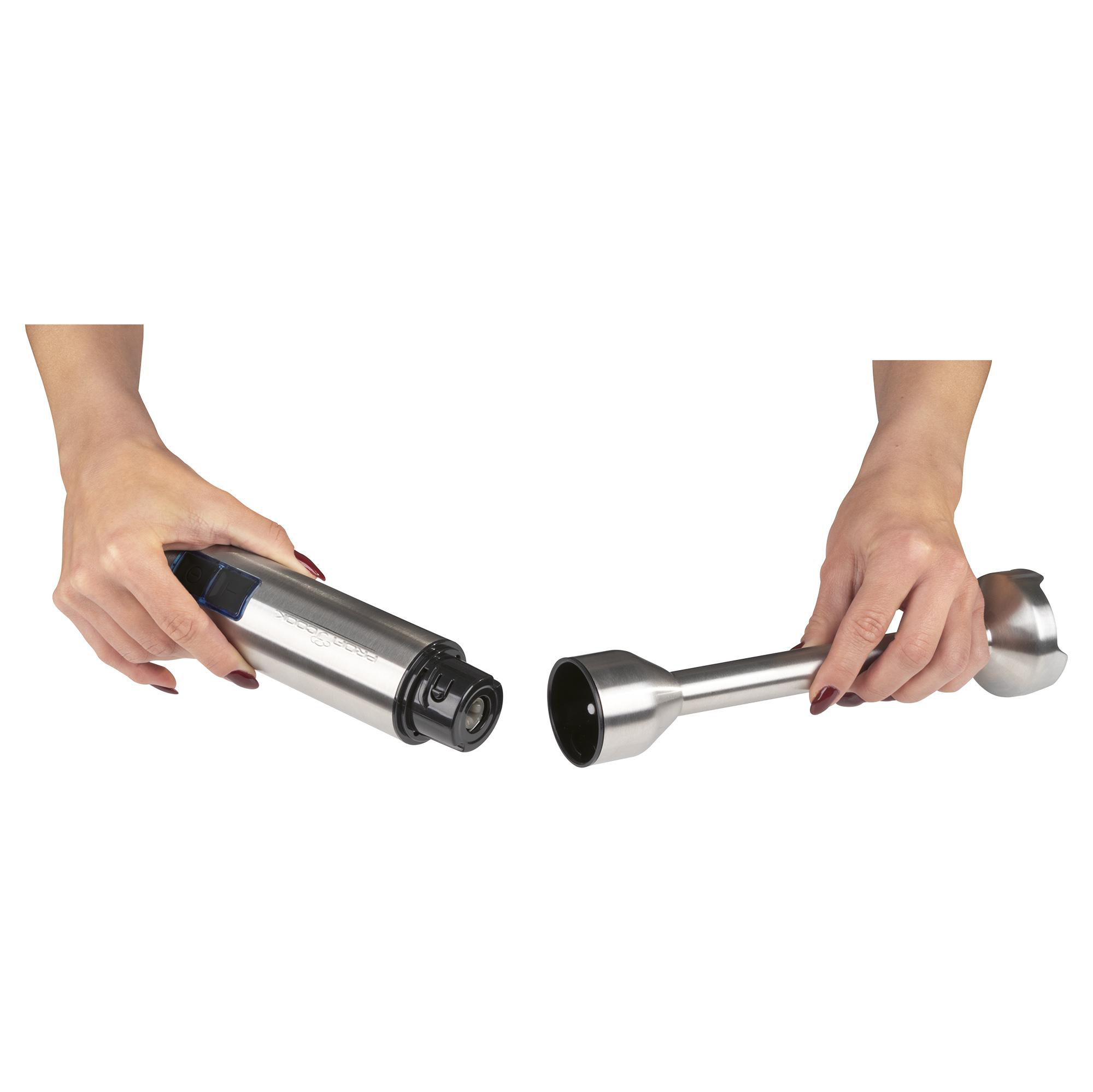 Hände halten einen zerlegten Edelstahl-Stabmixer. Die Hände sind nebeneinander, die Teile getrennt.