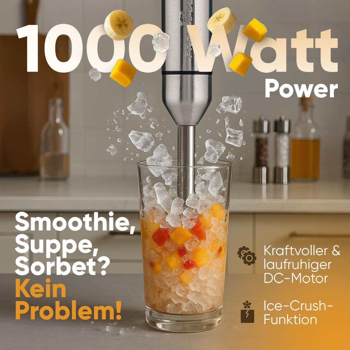 Ein Mixer zerkleinert Eis und Früchte in einem Glas. Bananen- und Mangostücke schweben. Text sagt 1000 Watt Power.