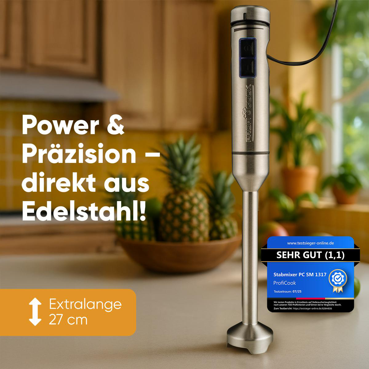 Ein Edelstahl-Handmixer mit Text: Power & Präzision und einem 'Sehr Gut'-Aufkleber, Ananas im Hintergrund.