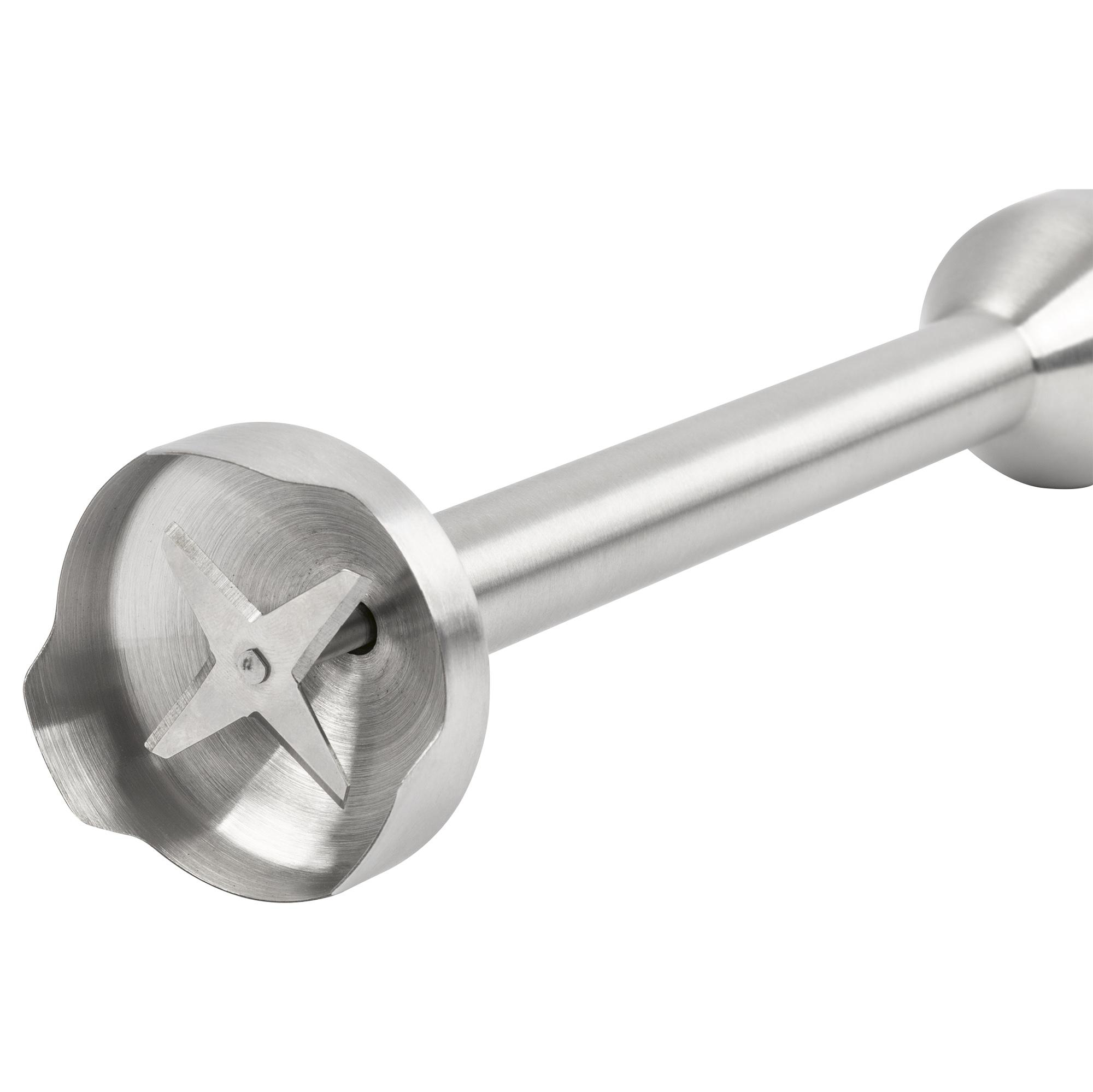 Ein Edelstahl-Stabmixer. Die Klingen sind sichtbar, und das Gerät befindet sich auf weißem Hintergrund.